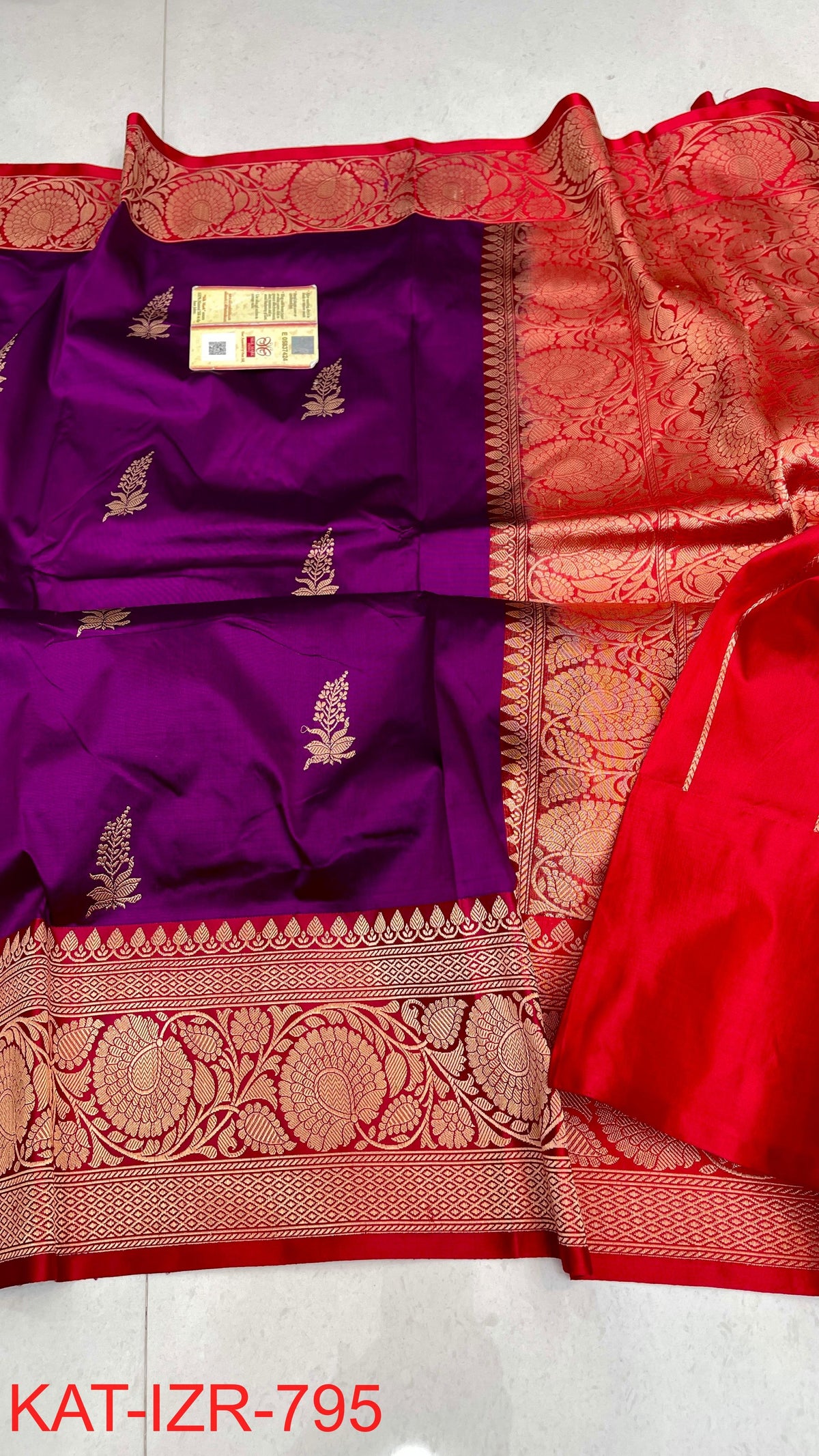 Pure Handloom banarasi KATAN **Checks +Meenakari* SAREE
*KATAN Checks + Meenakari*
Silk Sarees with antique Jari
*Rich Pallu
* Blouse with Border
* Smooth & Soft Fabric with silkmark certificate