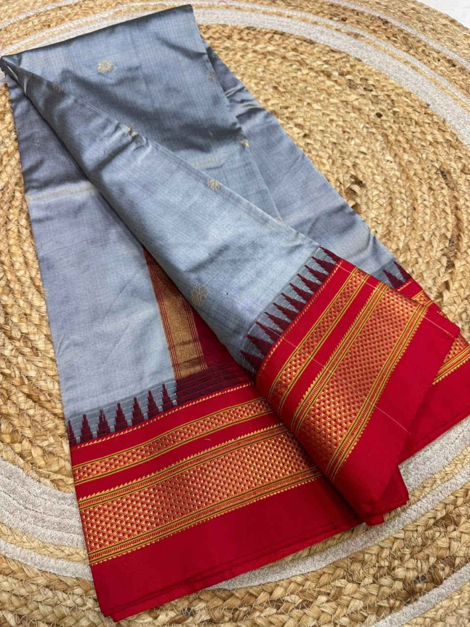*All New Colours*
*Exclusive silk ilkal saree*
*Pure silk korvai temple border* with *body butta* design superior quality ilkal saree & contrast blouse
6.10mtrs length
Full body pure silk
Border, pallu & blouse semi silk