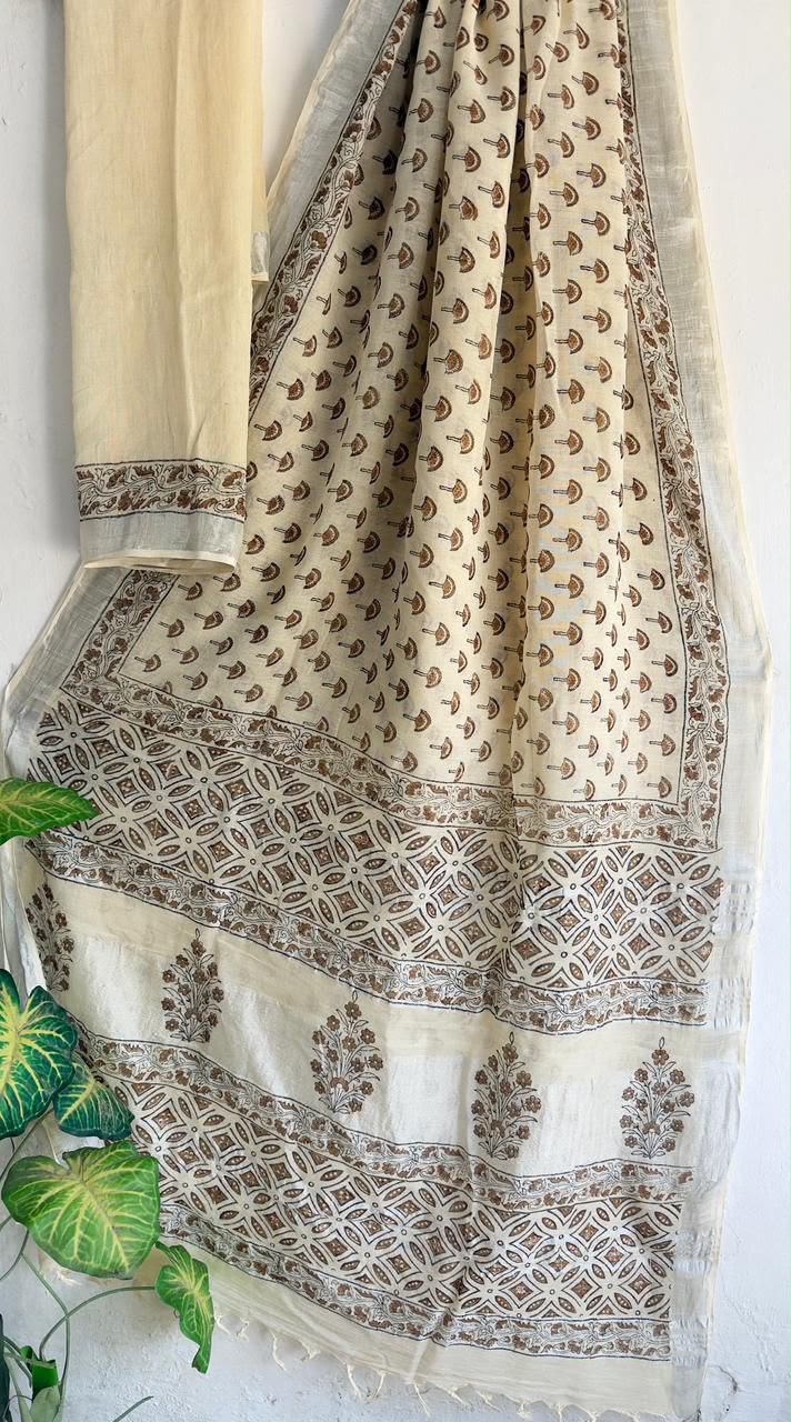 👌🏻Linen collection 👌🏻
.... *Hand* block printed linen saree with blouse.....
Size 6.5 with blouse
Natural dye n colour
Pure hand ( without screen print )
