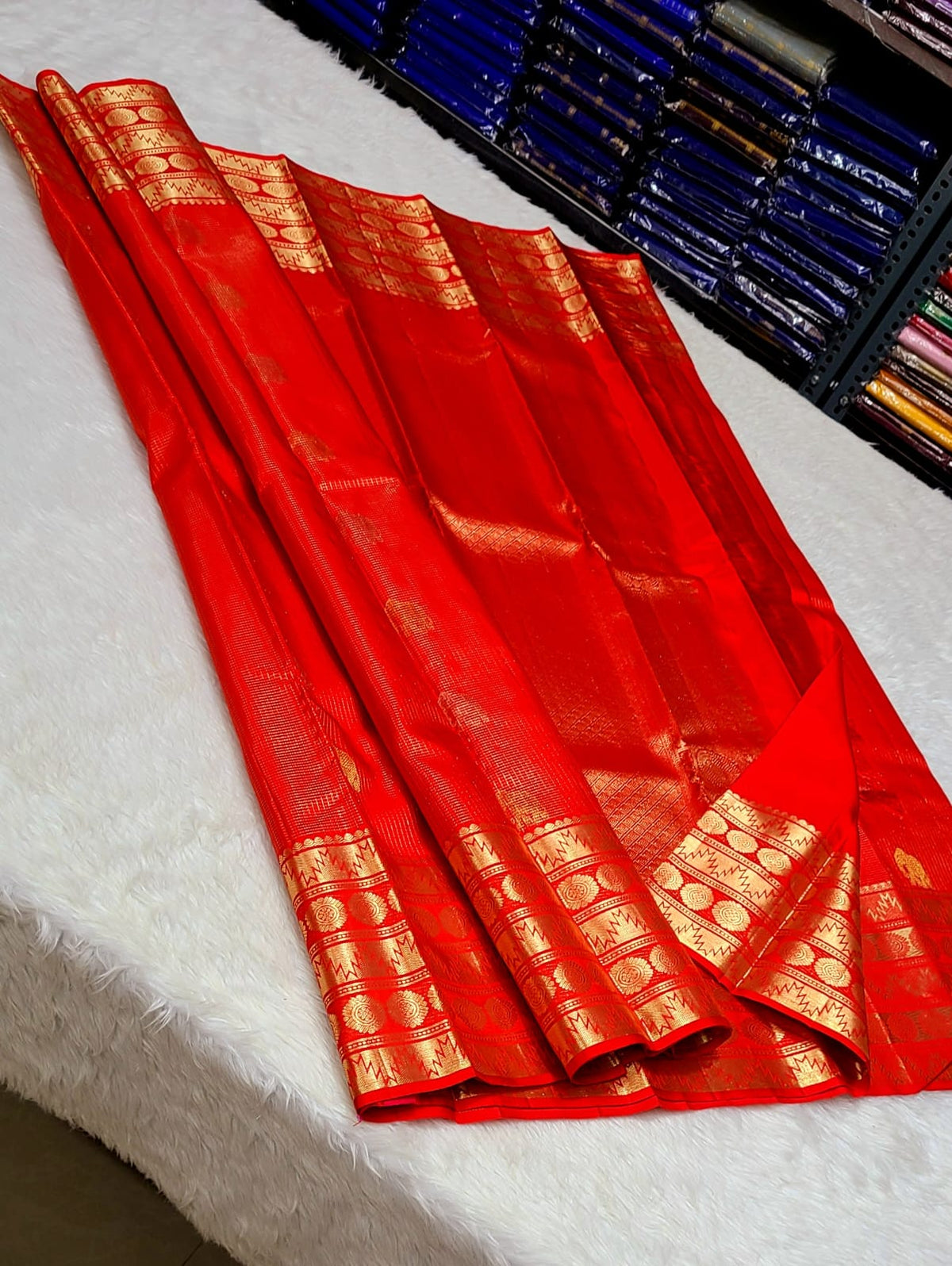 *100% PURE KANCHIPURAM HANDWOVEN VERY PREMIUM QUALITY 2G VAIRAOOSI PATTERN SILK SAREES*
*2 GRAM GOLD PURE ZARI WEAVING*
*SILK MARK CERTIFICATE ATTACHED*
VIDEO CALL SHOPPING AVAILABLE