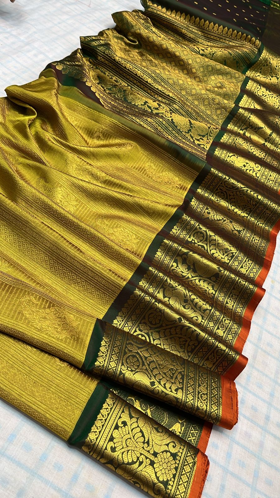 ✨✨Pure Gadwal Traditional
Border Brocade
Pattu Sarees ✨✨