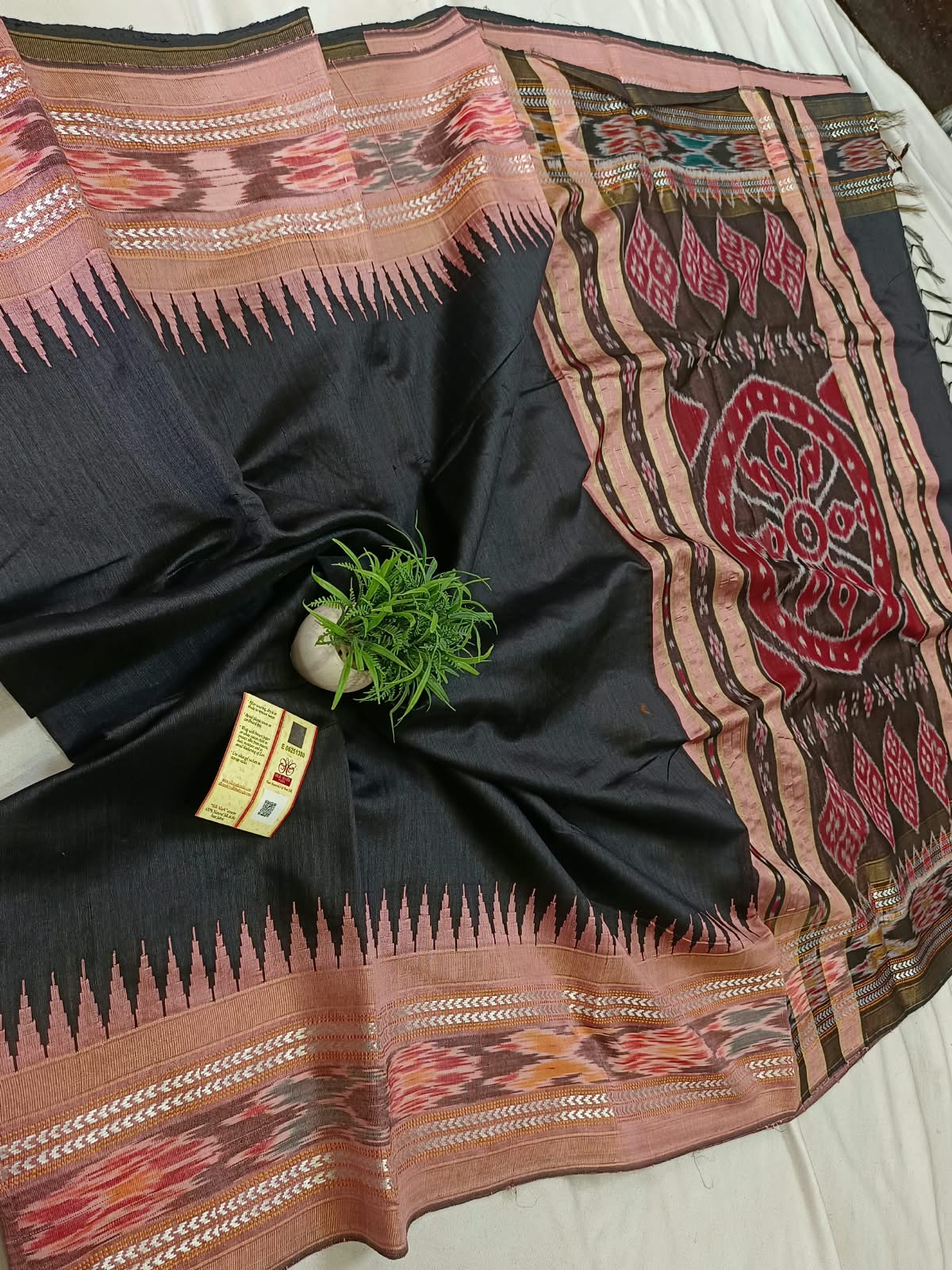 *Pure raw silk handloom Ikkat and vidarbha temple border saree with contrast blouse*
Pure raw silk saree
Silk mark certified
Handloom made
Best quality