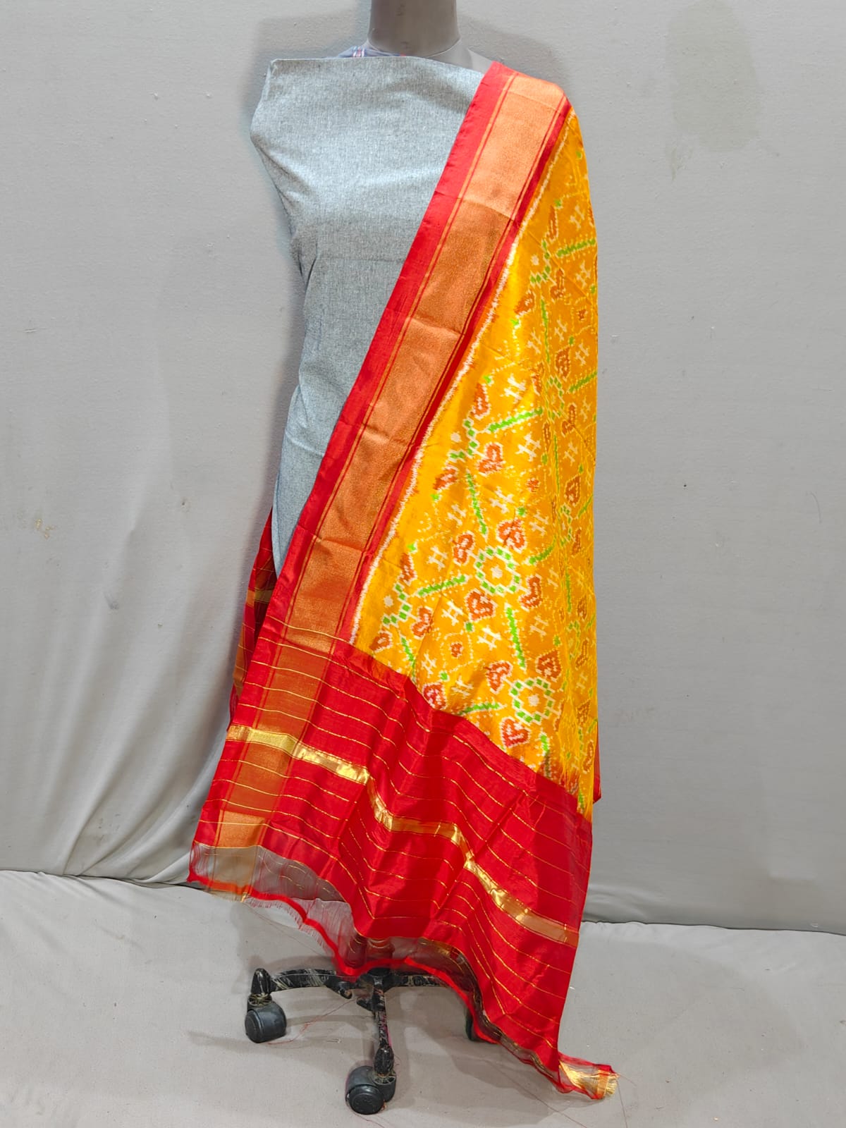 Pochampally IKKAT SILK duppata*
🎉*Length: 2.5 meters*
🎉*Height: 36 inches*