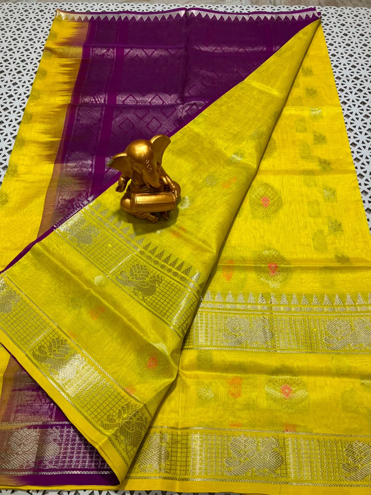 *Material*:Mangalagiri Pattu by cotton
*Model*:Kanchi border checks and butta Pattu sarees
Contrast pallu and blouses
Running pallu and blouses