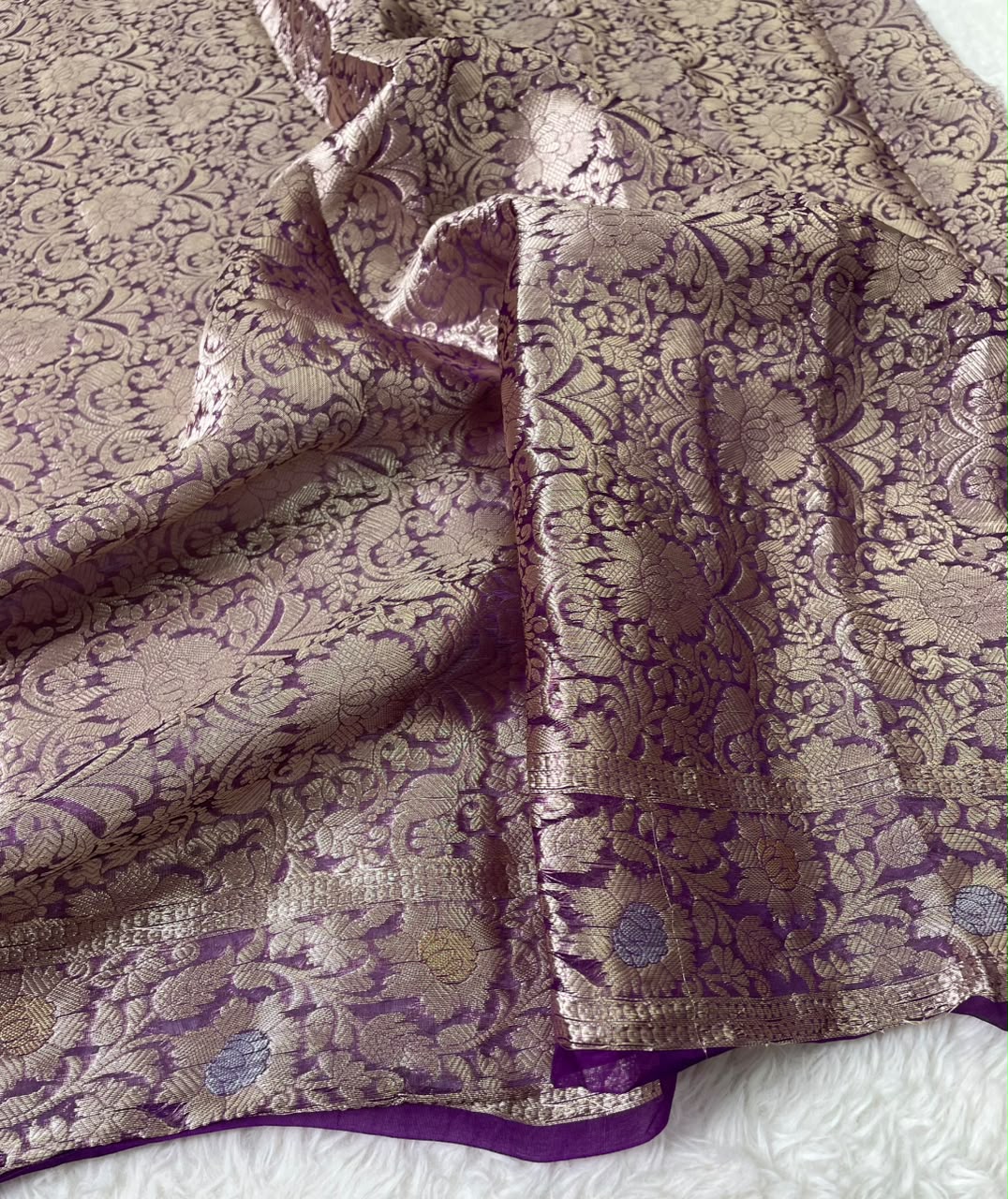 Pure Banarasi Kora Organza Arashi Dyed Saree ✨
Elegant handloom Kora silk with unique
Arashi Shibori-inspired patterns. Lightweight, graceful & exclusive.