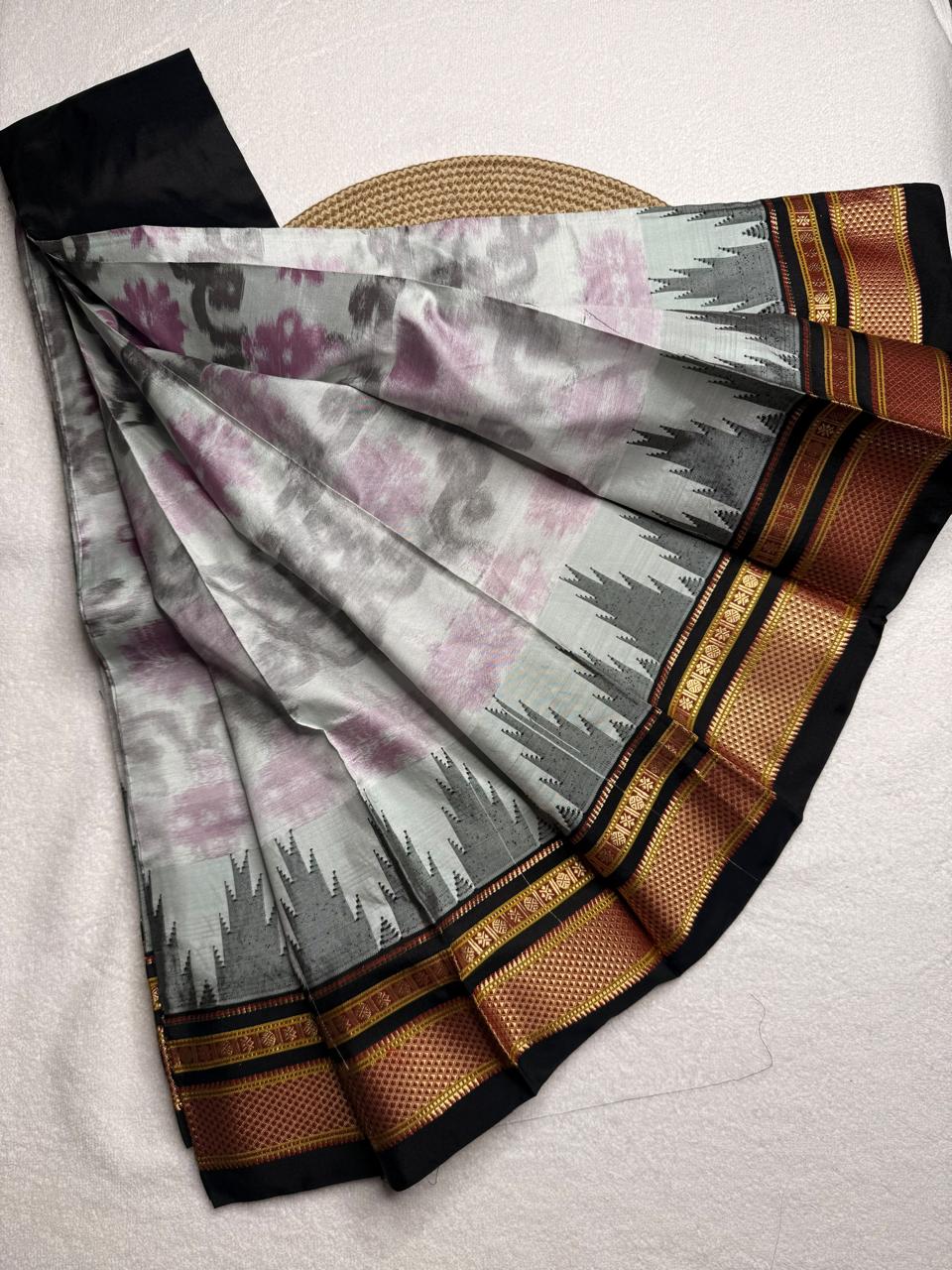 Material - pure silk
Border - chikki paras
Saree Name -ilkal pure silk horizontal and also vertical stripes jari with temple border saree
Pallu -silk pallu
Blouse -contrast
Handloom -yes
Saree length- 6.2