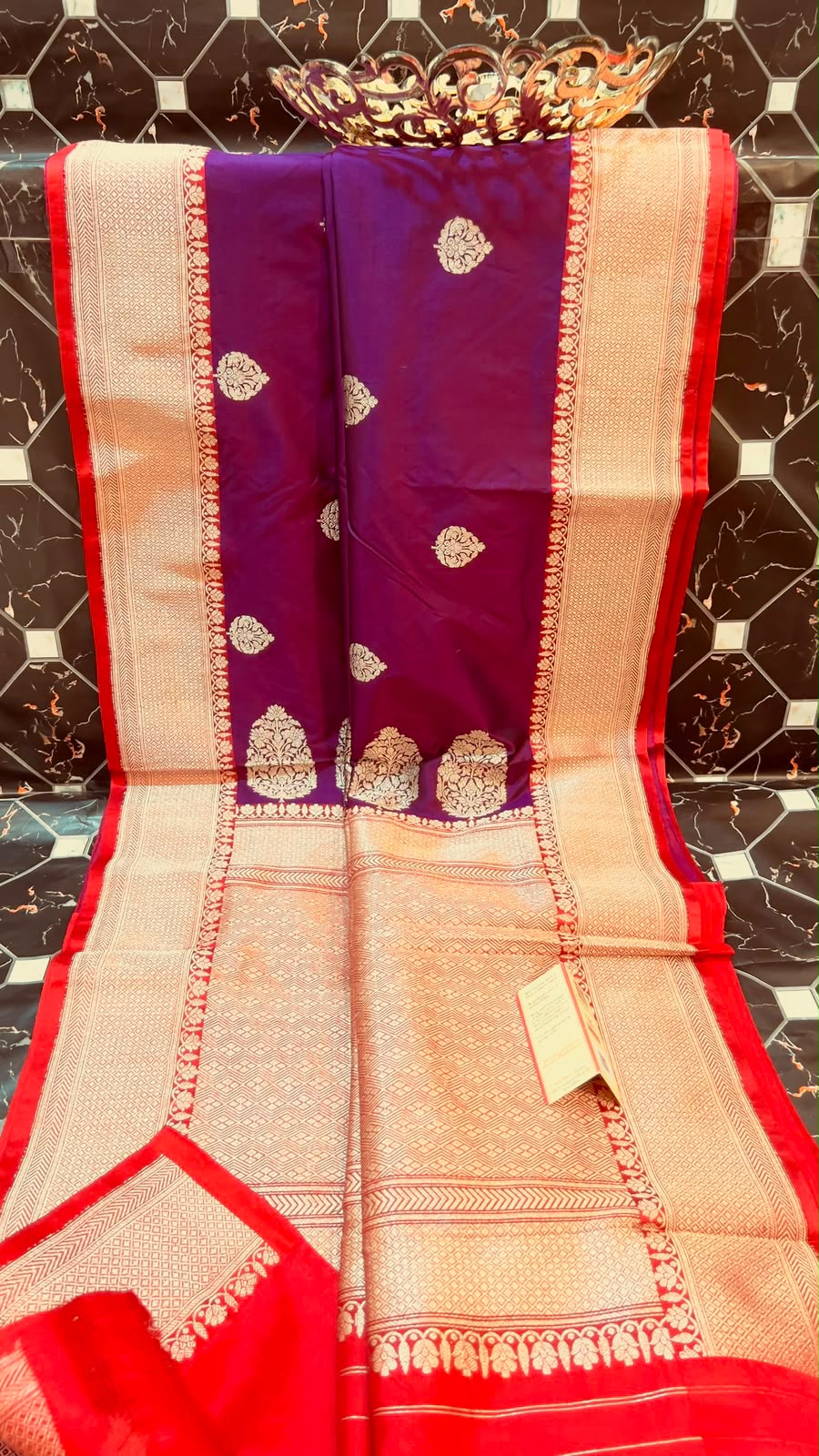 BIG OFFER | EXCLUSIVE HANDLOOM PURE KATAN SILK
• All-over Zari Booti & Koniya
• Antique Zari Kaduwa Border
• Rich Pallu
• Silk Mark Certified
• Lightweight