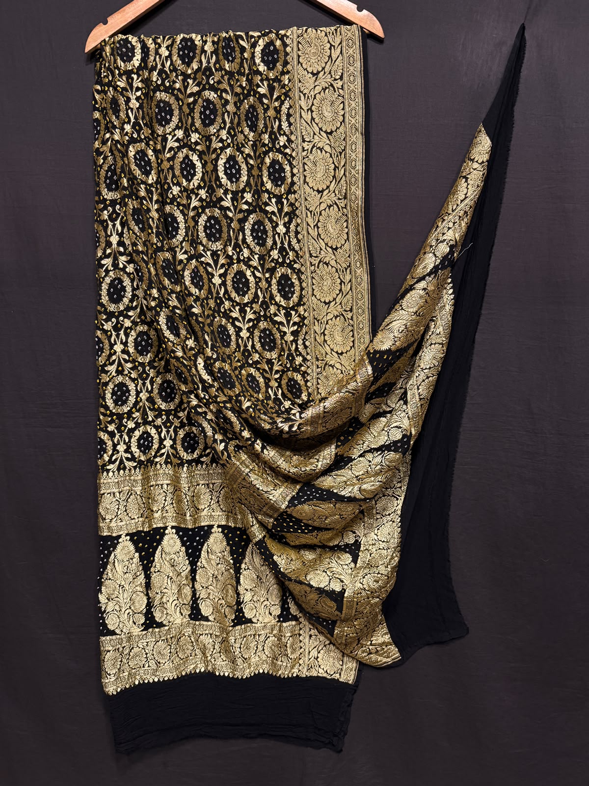 **Nim Zari Bandhej Dupatta**
- **Fabric:** handwoven Georgette
- **Design:** Beautiful Bandhej, Real Nimzari
- **Quality:** Best quality & colour
- ** colour:** pastel & Dark
**Description:**
- **Length:** 2.50 meters, full length
- **Use:** Dress & Lehenga Choli Dupatta