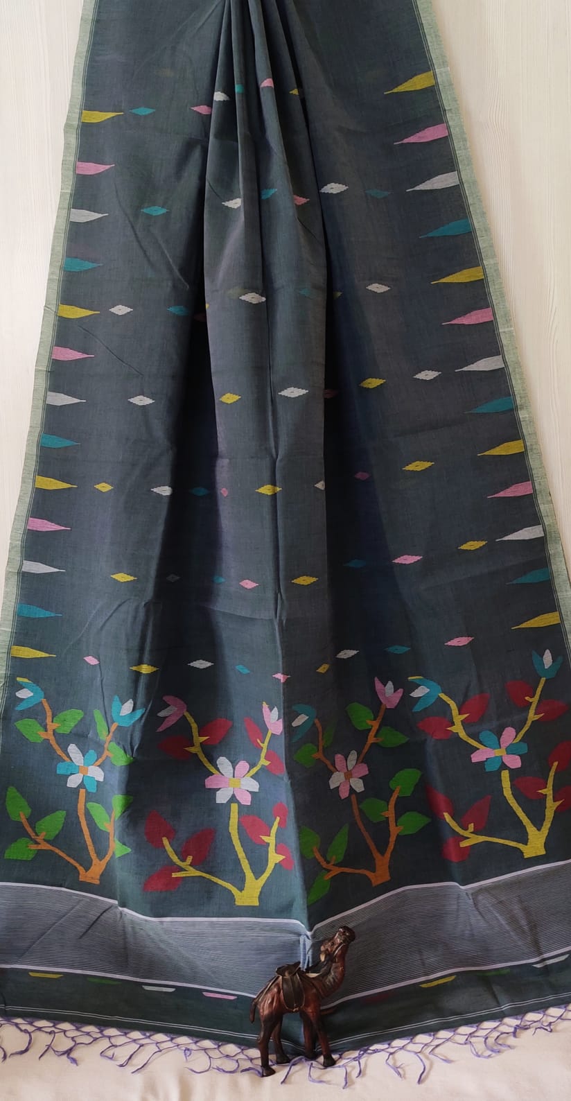 Very exclusive,Beautiful 100 Count pure
Cotton by Cotton Hand Spoon jamdani
with temple border with very
elegant jamdani motif pallu
Without bp