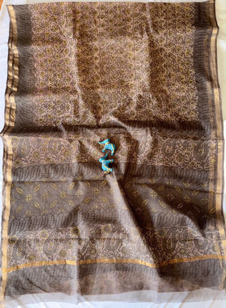 Summer special collection
Vanaspati ajark print
Kota saree new collection of Bagru print
New collection Saree Kota Doriya .
Hand made
Block print , Dabu print , Bagru print , vaspati print, ajark prijt
Saree length 5.5 mtr
Blouse. 80cm
Hand block printed.