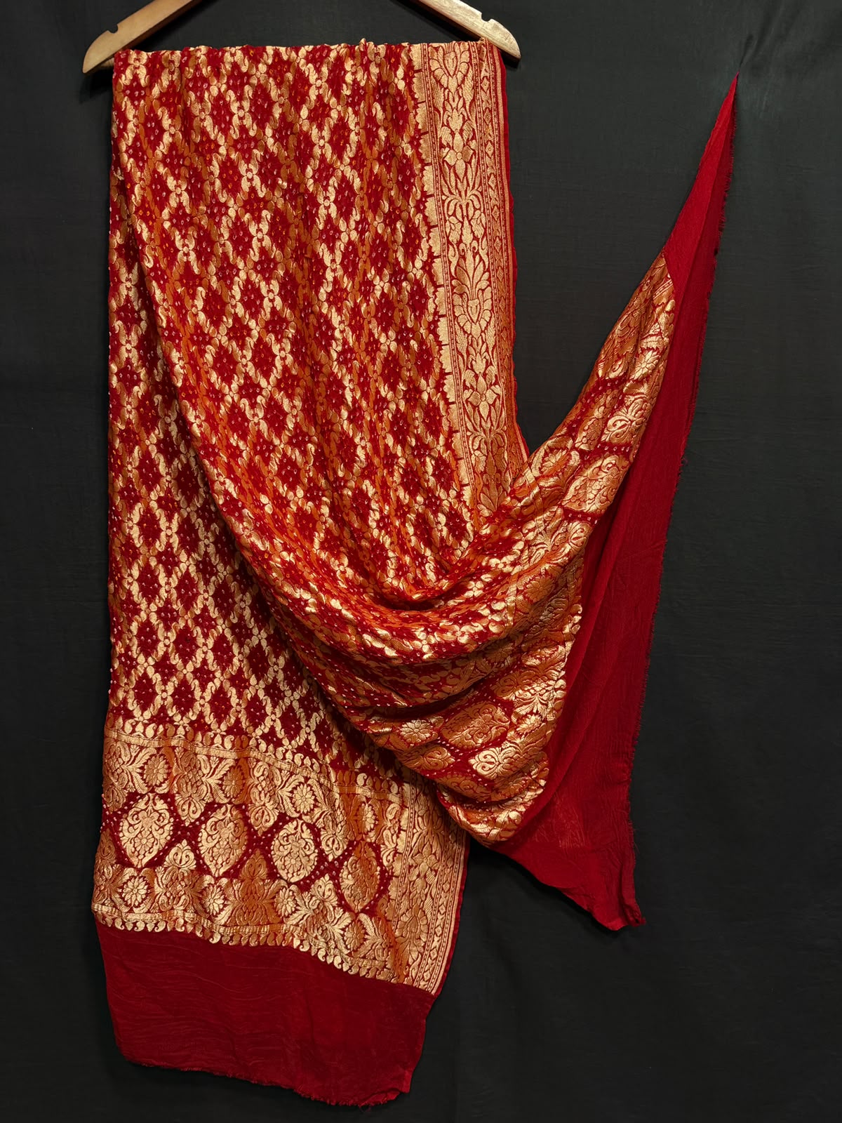 **Nim Zari Bandhej Dupatta**
- **Fabric:** handwoven Georgette
- **Design:** Beautiful Bandhej, Real Nimzari
- **Quality:** Best quality & colour
- ** colour:** pastel & Dark
**Description:**
- **Length:** 2.50 meters, full length
- **Use:** Dress & Lehenga Choli Dupatta
