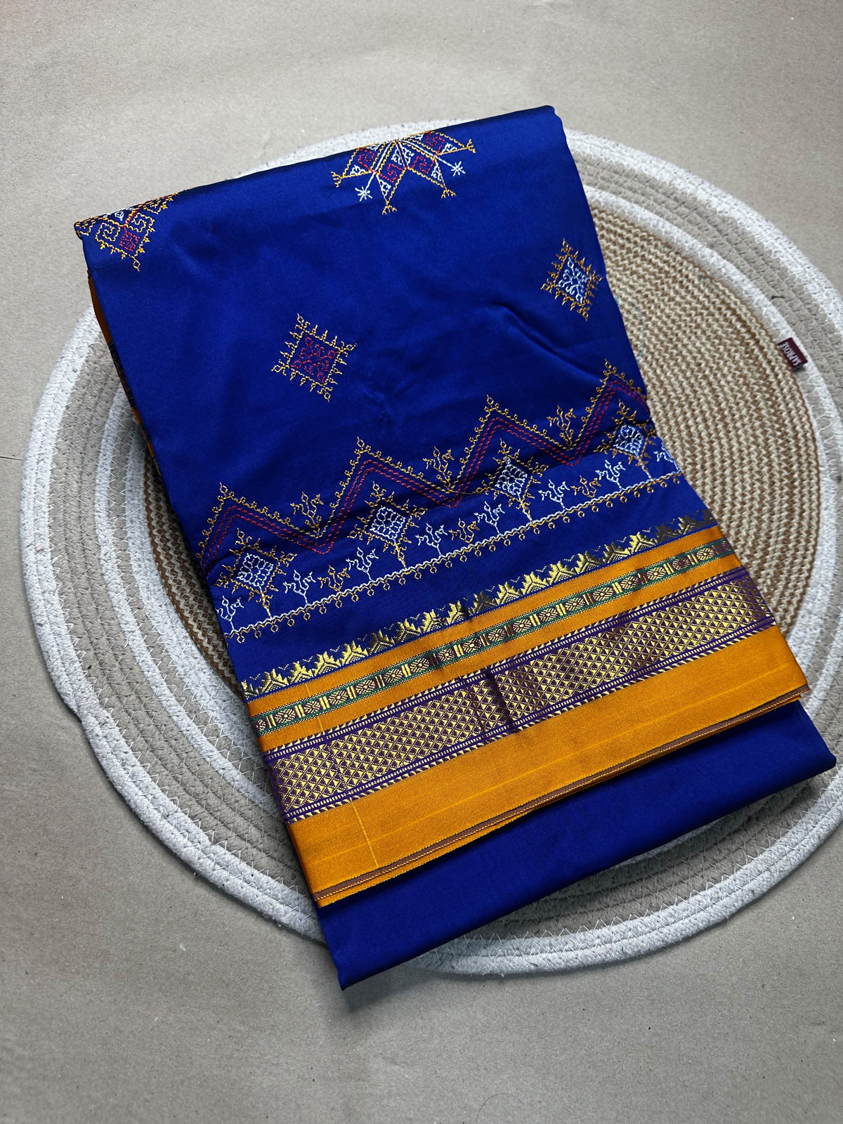 Material - shiny Maserised blended blended silk
Border - chikki paras
Saree Name -ilkal special kasuti saree
Pallu -patti pallu
Blouse -running
Handloom -no
Saree length- 6.2