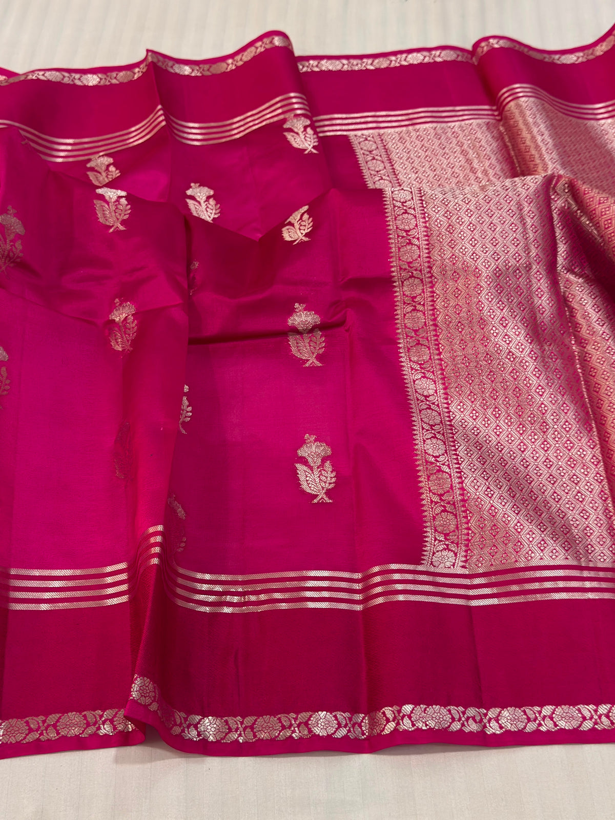 Exclusive Pure Katan Silk Handloom Saree
All-Over Alfi Boota | Kaduwa Border | Pista Zari Work
Rich Pallu | Running Blouse | Silk Mark Certified
Lightweight, Smooth & Soft