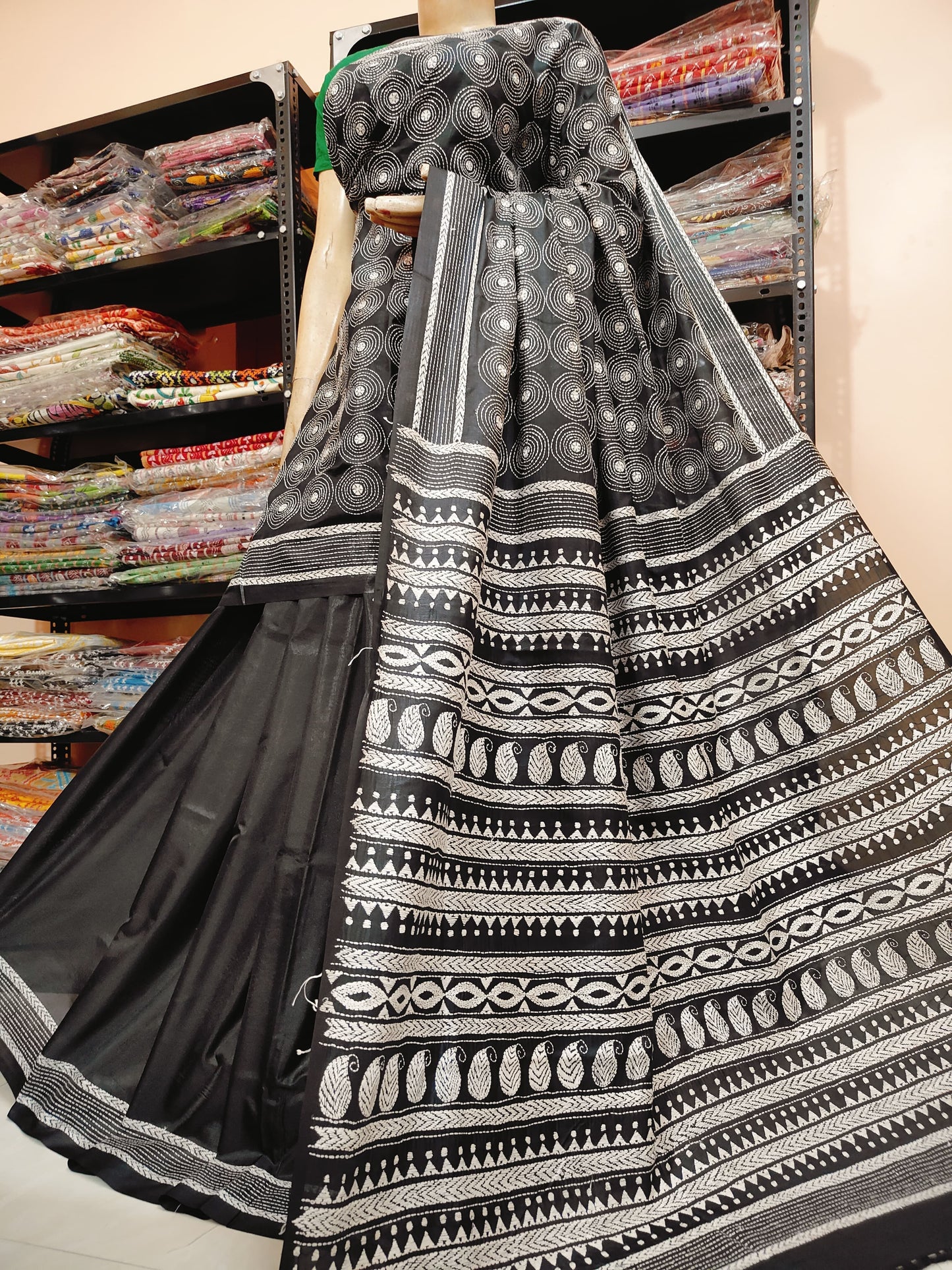 Traditional Shantiniketan hand Kanthastitch saree On
Belendend bangalore silk Material
With Kanthastitch Work Bp