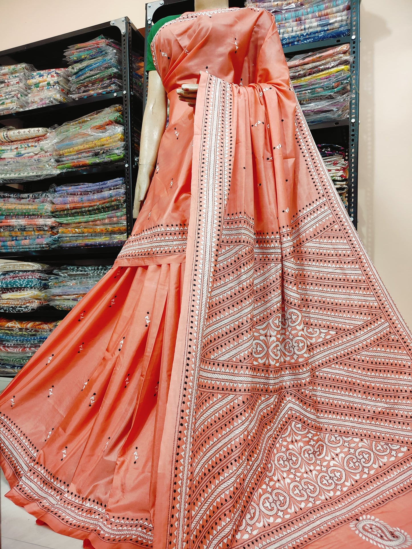 Traditional Shantiniketan hand Kanthastitch saree On
Belendend bangalore silk Material
With Kanthastitch Work Bp