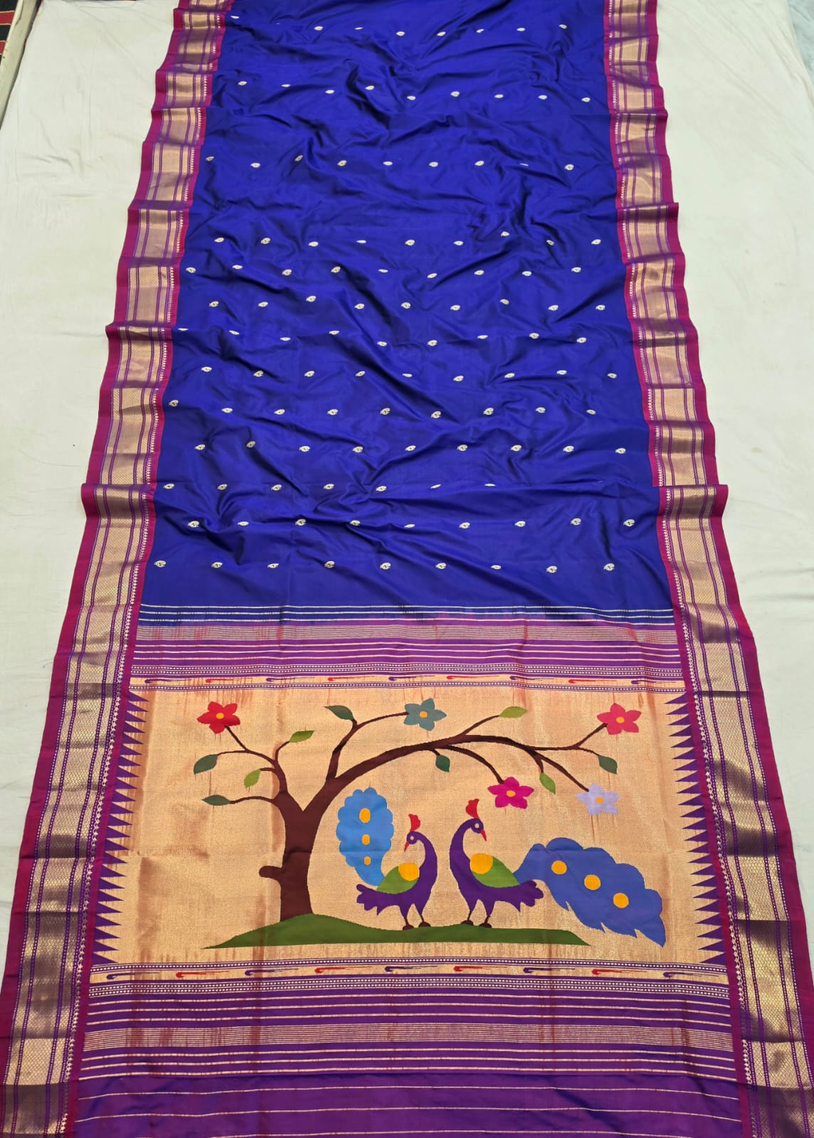 *Yeola Paithani*
Pure Silk
Fancy pallu
💯 Handwoven
Silkmark Certified
Shoulder Buttis
Quality Weaving 👌🏼
With Running Blouse