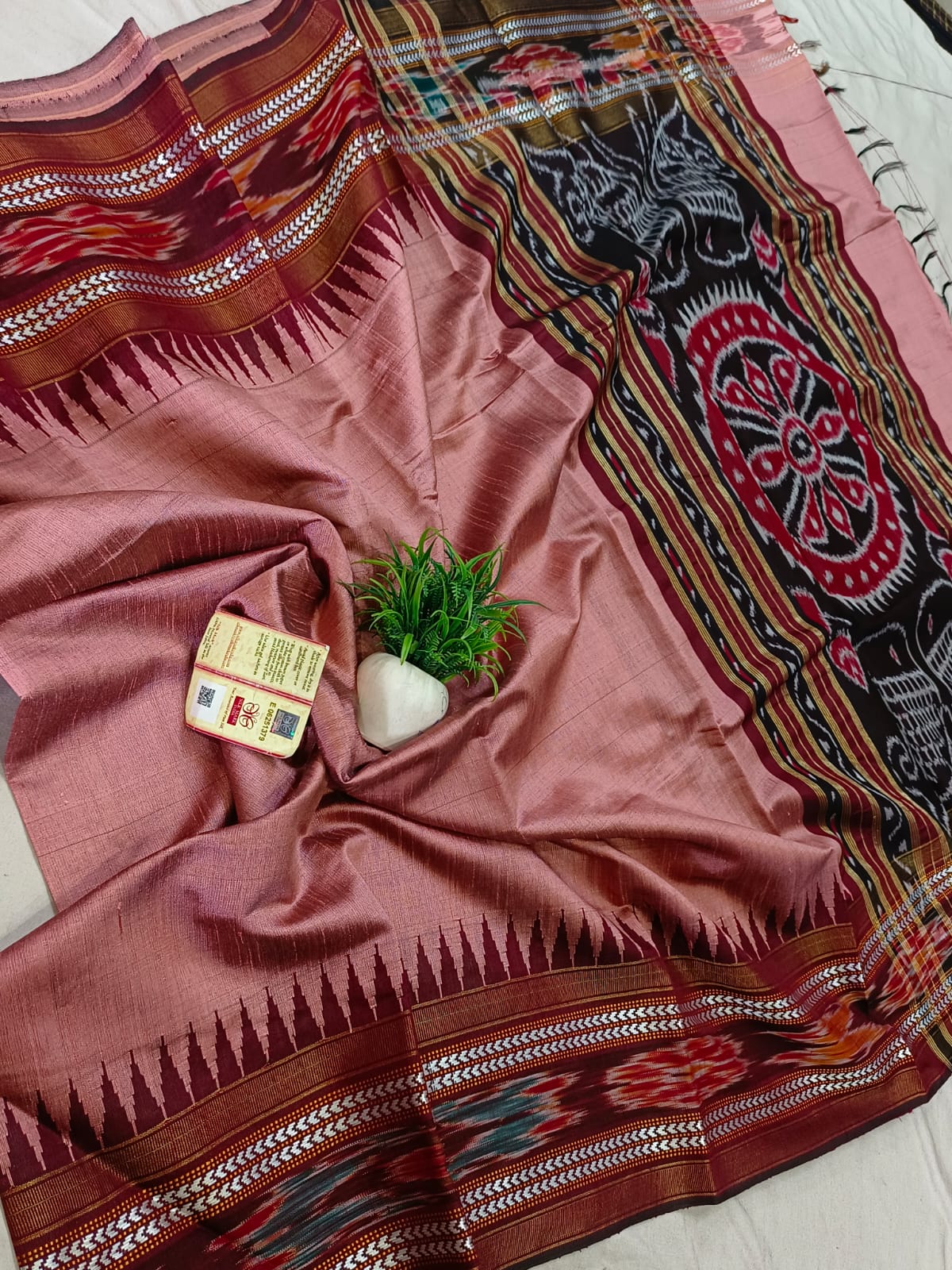 *Pure raw silk handloom Ikkat and vidarbha temple border saree with contrast blouse*
Pure raw silk saree
Silk mark certified
Handloom made
Best quality
Ready to despatch