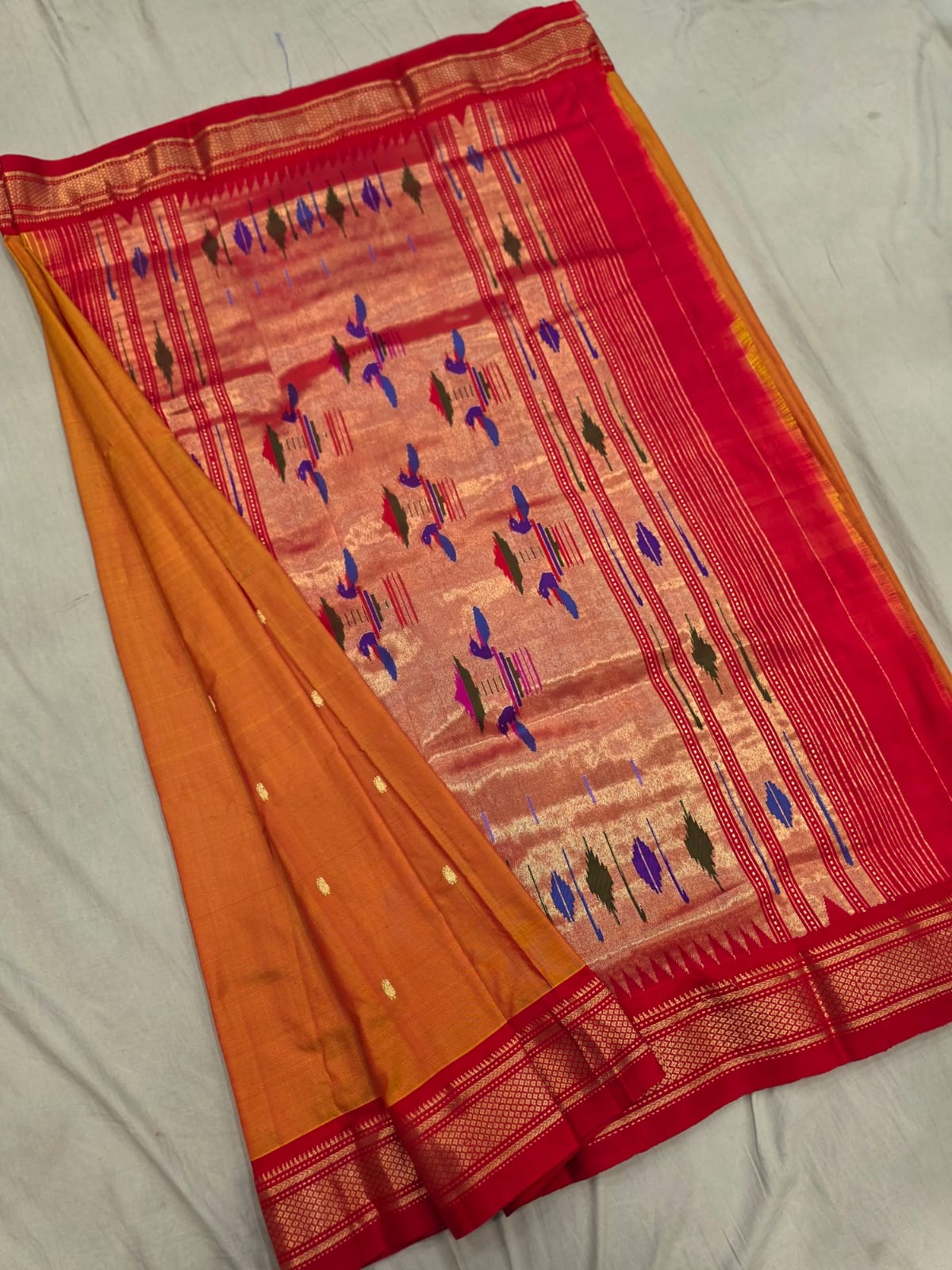 *Yeola Paithani*
Pure Silk
Double Pallu
💯 Handwoven
Silkmark Certified
Shoulder Buttis
Quality Weaving 👌🏼
With Running Blouse
