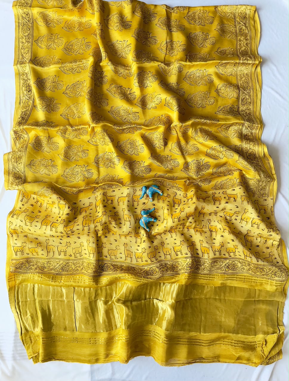 Expo quality *Pure 100% LAGDI PATTA MODAL Gajji Silk Saree*
Bagru handblock print
Ajrakh print & Rapid print
Print detail's
*Ayurveda Redefined Anar chilka*
*Nashpal dye Ajrakh print*
*Hand Block & dabu print*
Use only natural
(Pomegranate peel)
With beautiful printed blouse
Saree length:- 6.5m with blouse 👚
Premium quality