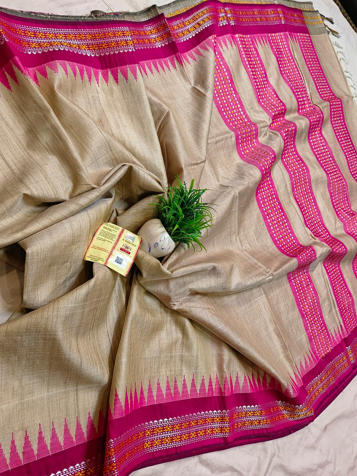 *100% pure tussar handloom vidarbha temple border saree with contrast blouse*
Pure tussar saree
Handloom weaved
Best quality