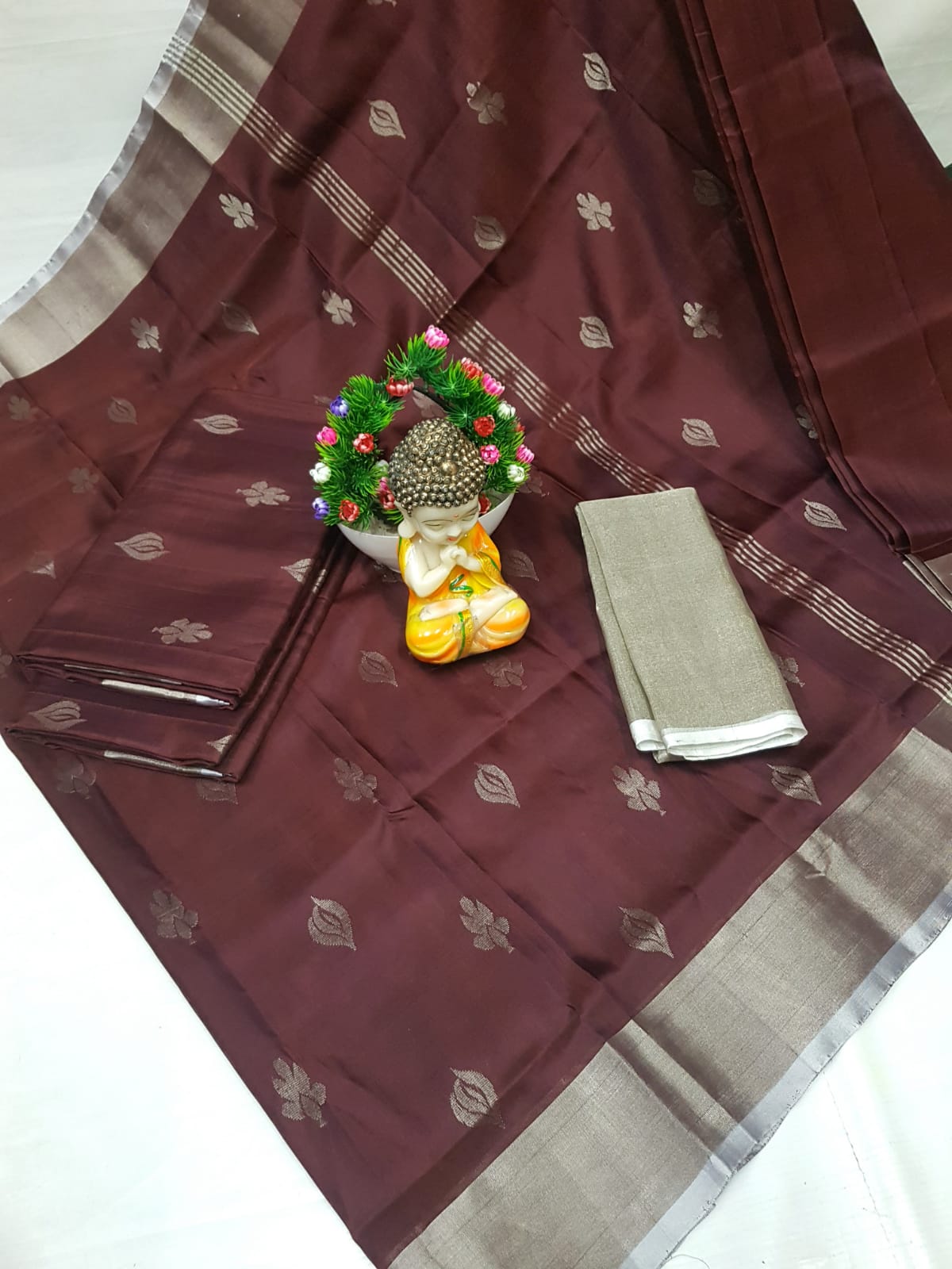🌹uppada pattu🌹 💐 🌹 Dollar buta sarees 🌹💐
🌹Good quality 💐👌👌👌
Fabric: uppada pattu/pattu 💐💐