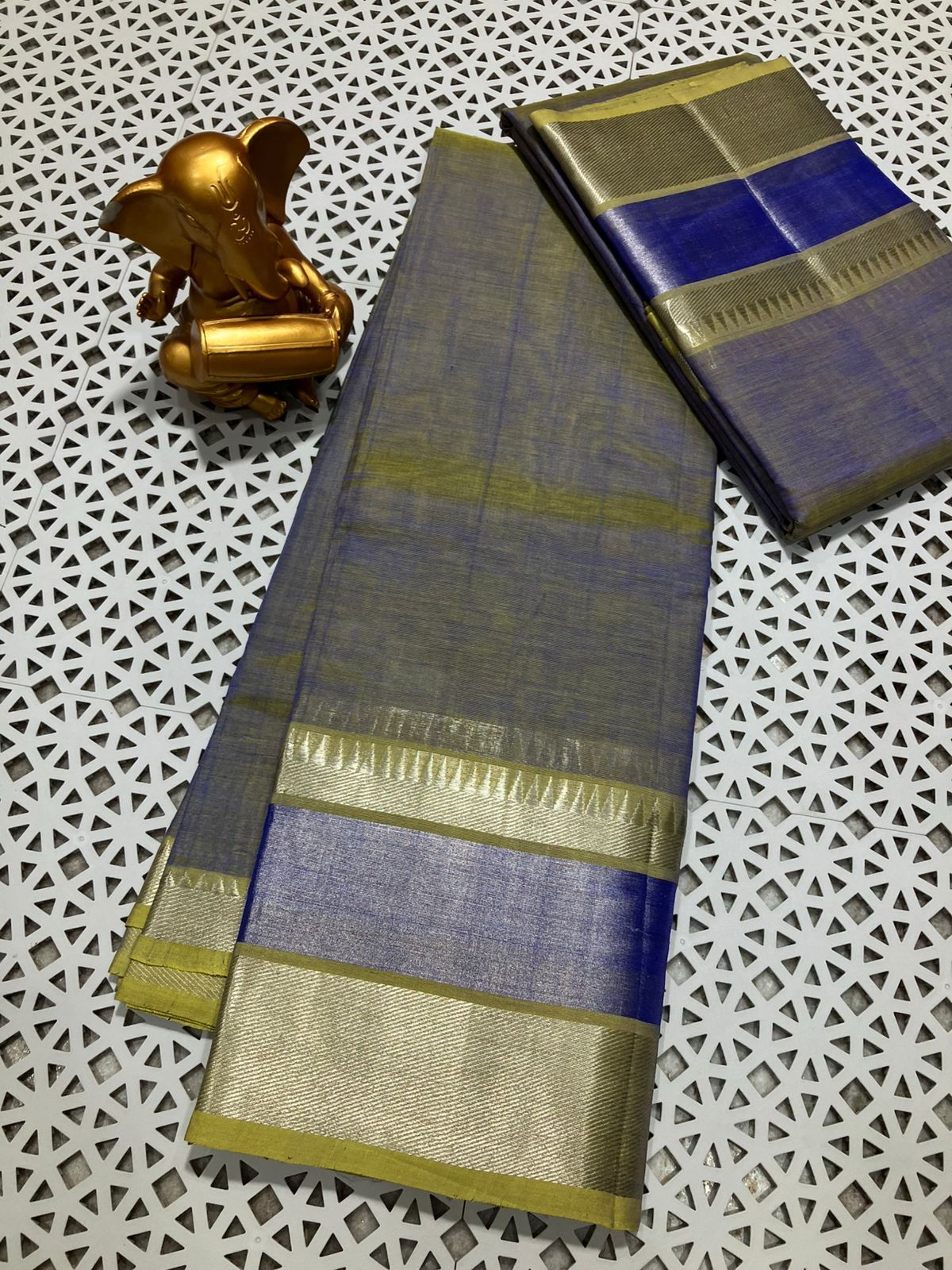 *Material*:Mangalagiri pure pattu by cotton
*Model*:250k jari border plain pure pattu sarees
Running pallu and blouse