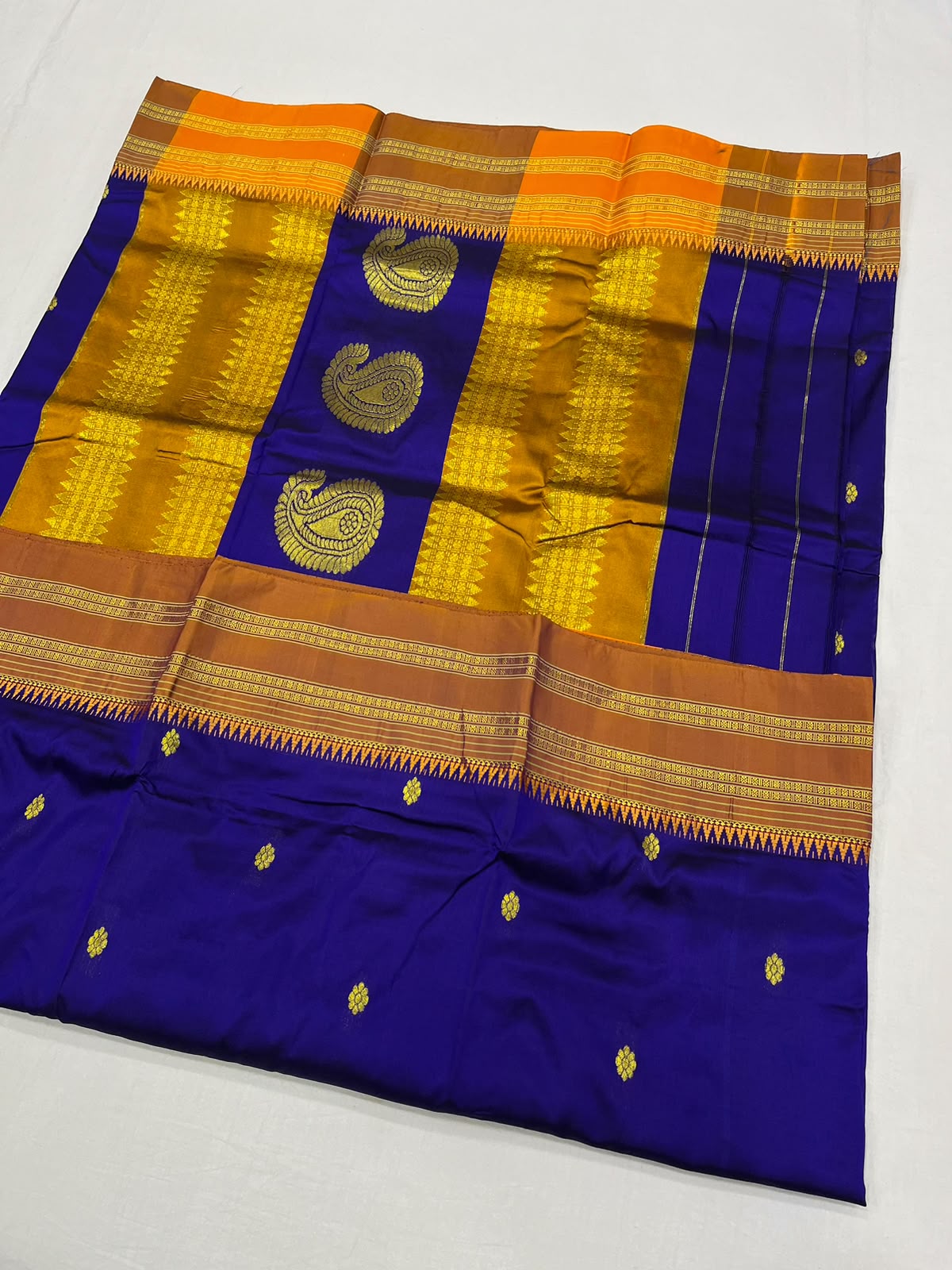 *Narayanpeth silk saree*
Running blouse
Shoulder butti
Pure silk
*Price: 6300/- + ship*