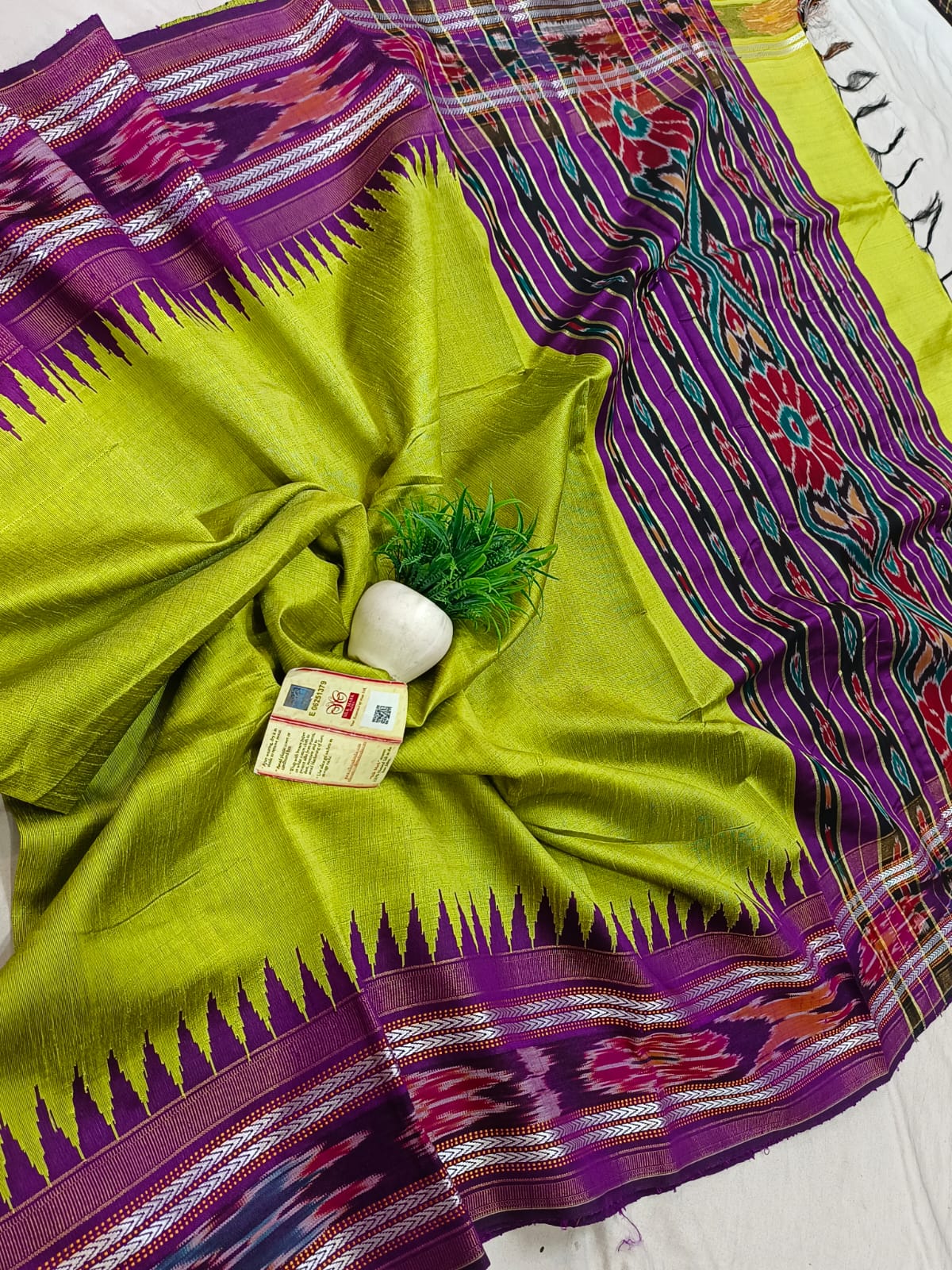 *Pure raw silk handloom Ikkat and vidarbha temple border saree with contrast blouse*
Pure raw silk saree
Silk mark certified
Handloom made
Best quality
Ready to despatch