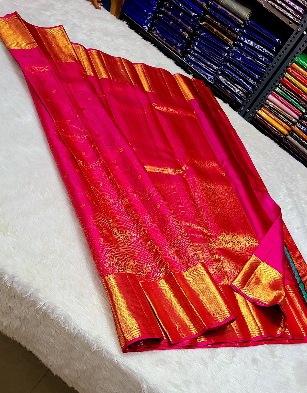 *100% PURE KANCHIPURAM HANDWOVEN VERY PREMIUM QUALITY 2G VAIRAOOSI PATTERN SILK SAREES*
*2 GRAM GOLD PURE ZARI WEAVING*
*SILK MARK CERTIFICATE ATTACHED*
VIDEO CALL SHOPPING AVAILABLE