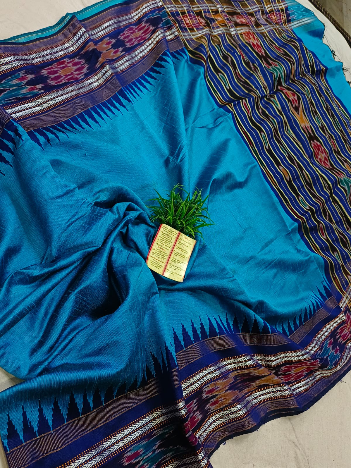 *Pure raw silk handloom Ikkat and vidarbha temple border saree with contrast blouse*
Pure raw silk saree
Silk mark certified
Handloom made
Best quality
Ready to despatch