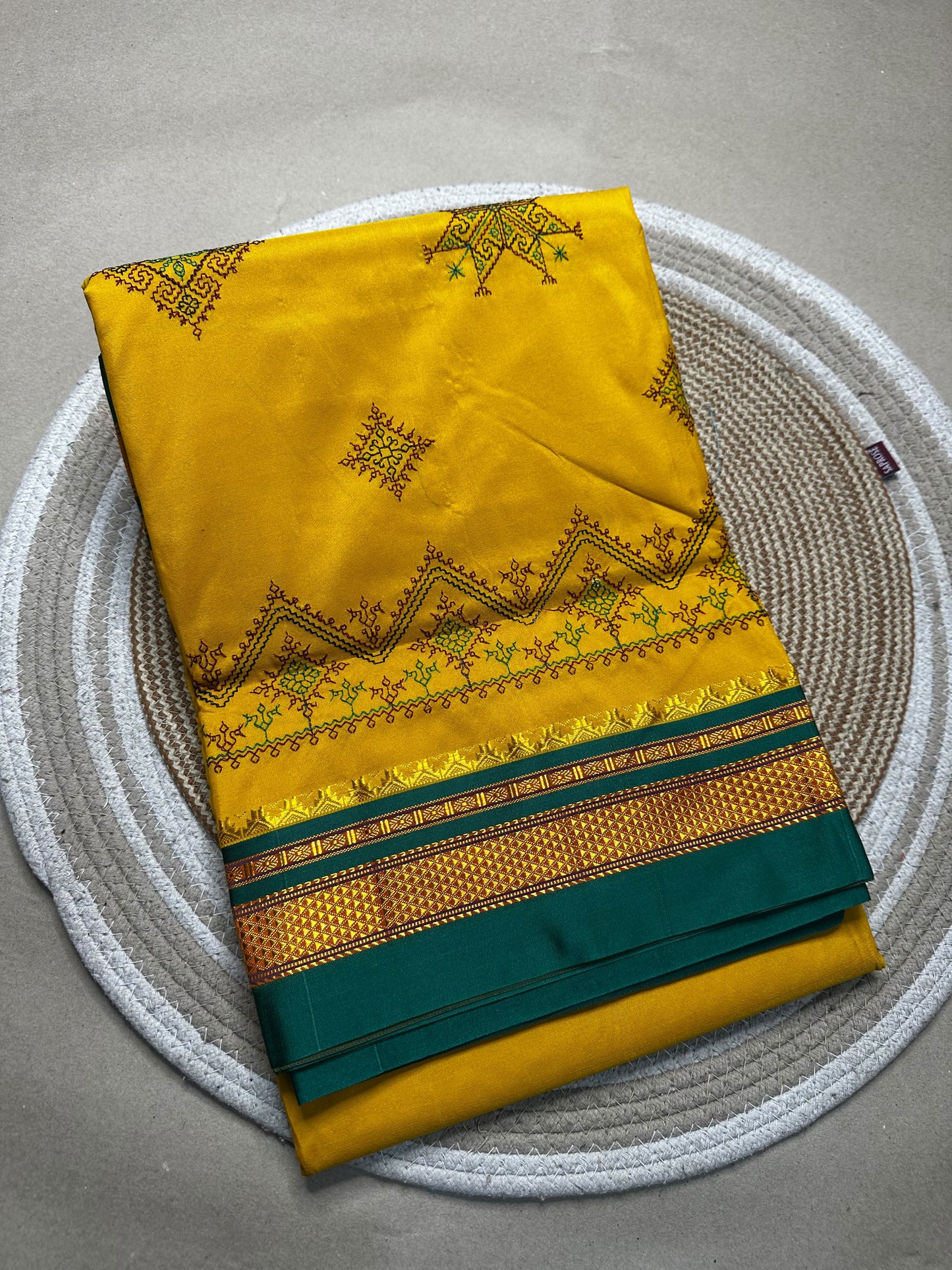 Material - shiny Maserised blended blended silk
Border - chikki paras
Saree Name -ilkal special kasuti saree
Pallu -patti pallu
Blouse -running
Handloom -no
Saree length- 6.2