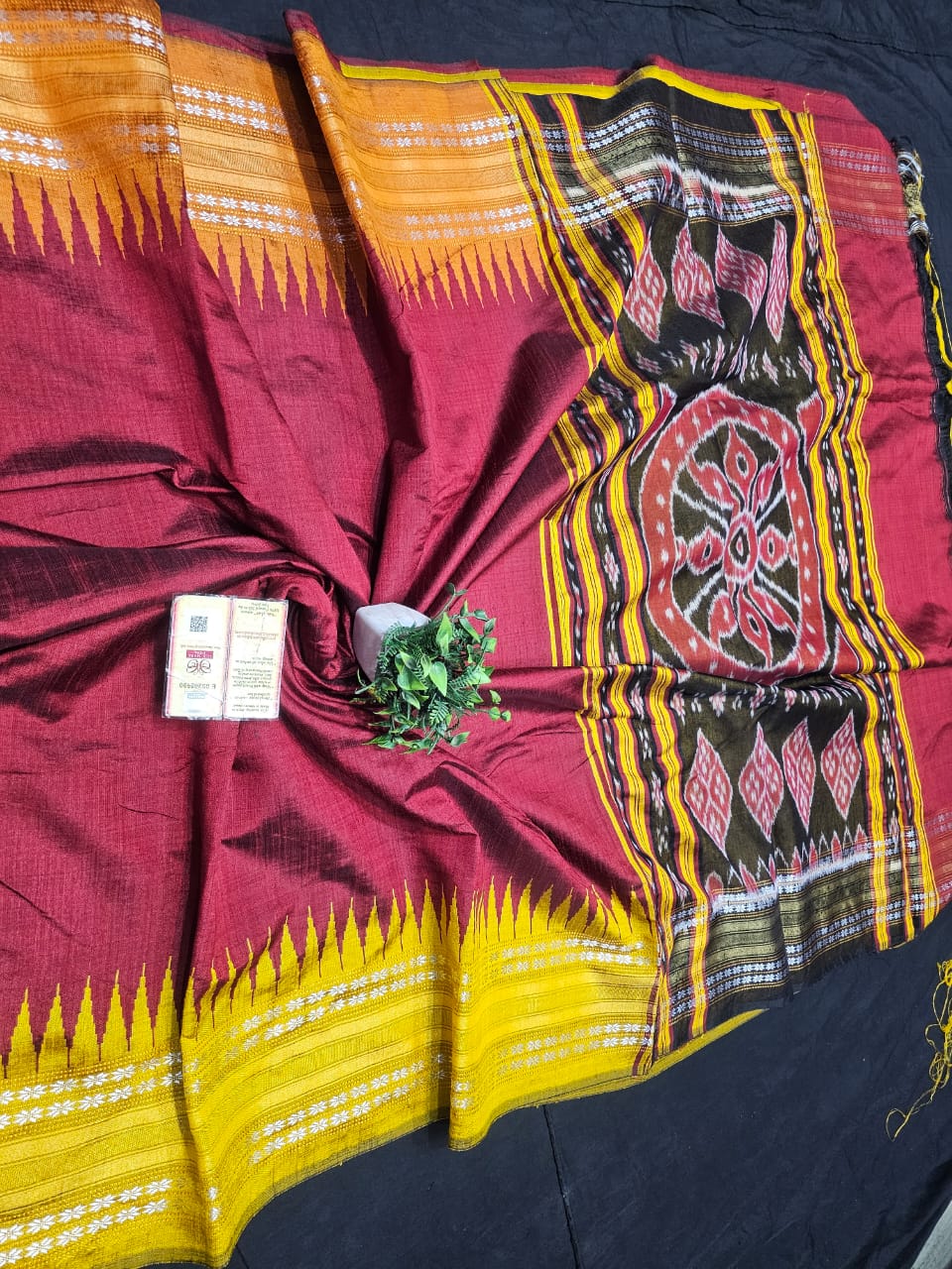 High demanding design
*Pure Raw silk Handlloom ikkat and vidarbha (karvati kinar) temple border saree or ikkat pallu with contrast blouse*
silkmark certified