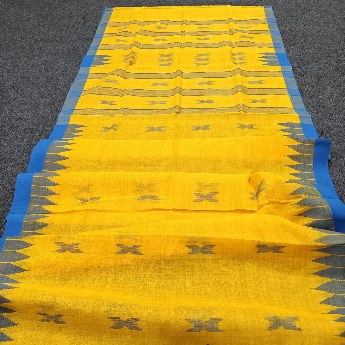 Authentic handloom
monipuri cotton saree
With bp