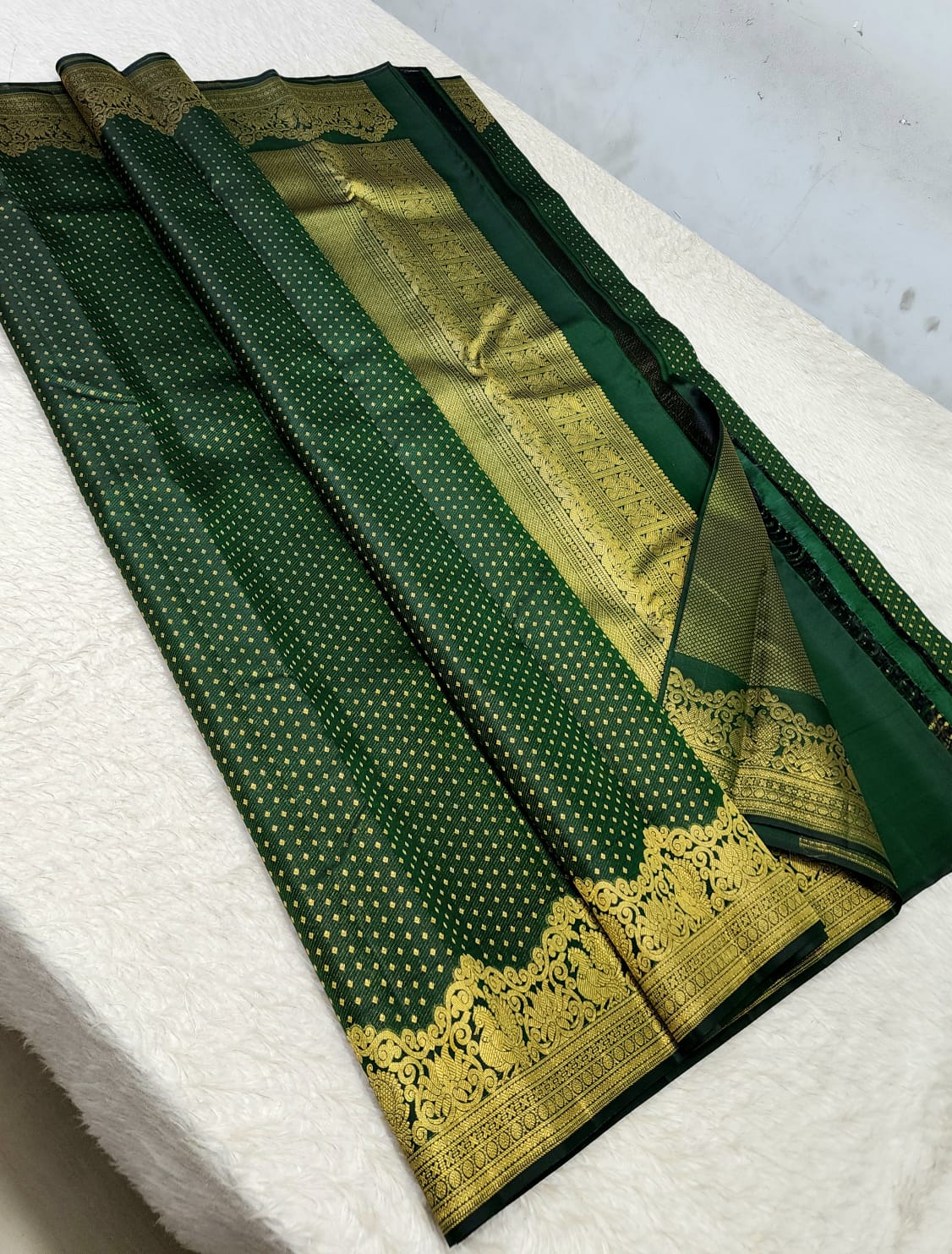 *100% PURE KANCHIPURAM HANDWOVEN PREMIUM QUALITY 2G TURNING 10000 BUTTAS SILK SAREES*
*2 GRAM GOLD PURE ZARI WEAVING*
*SILK MARK CERTIFICATE ATTACHED*