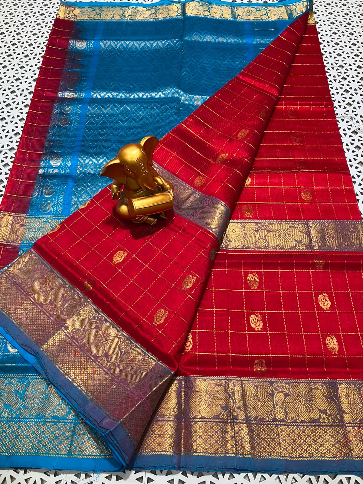 *Material*:Mangalagiri Pattu by cotton
*Model*:Kanchi border checks and butta Pattu sarees
Contrast pallu and blouses
Running pallu and blouses