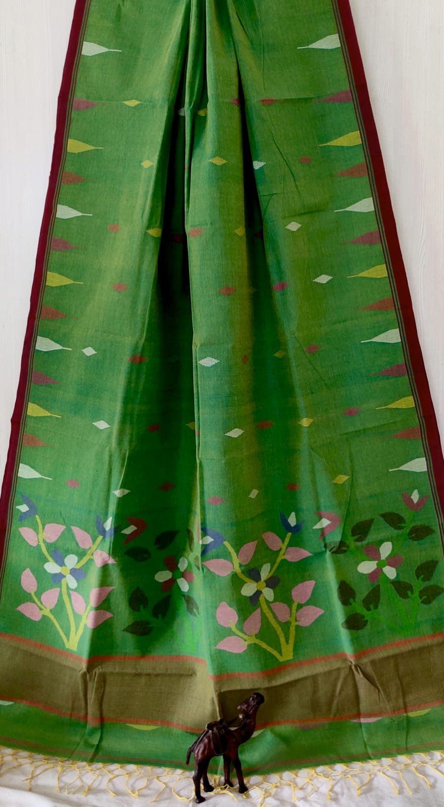Very exclusive,Beautiful 100 Count pure
Cotton by Cotton Hand Spoon jamdani
with temple border with very
elegant jamdani motif pallu
Without bp