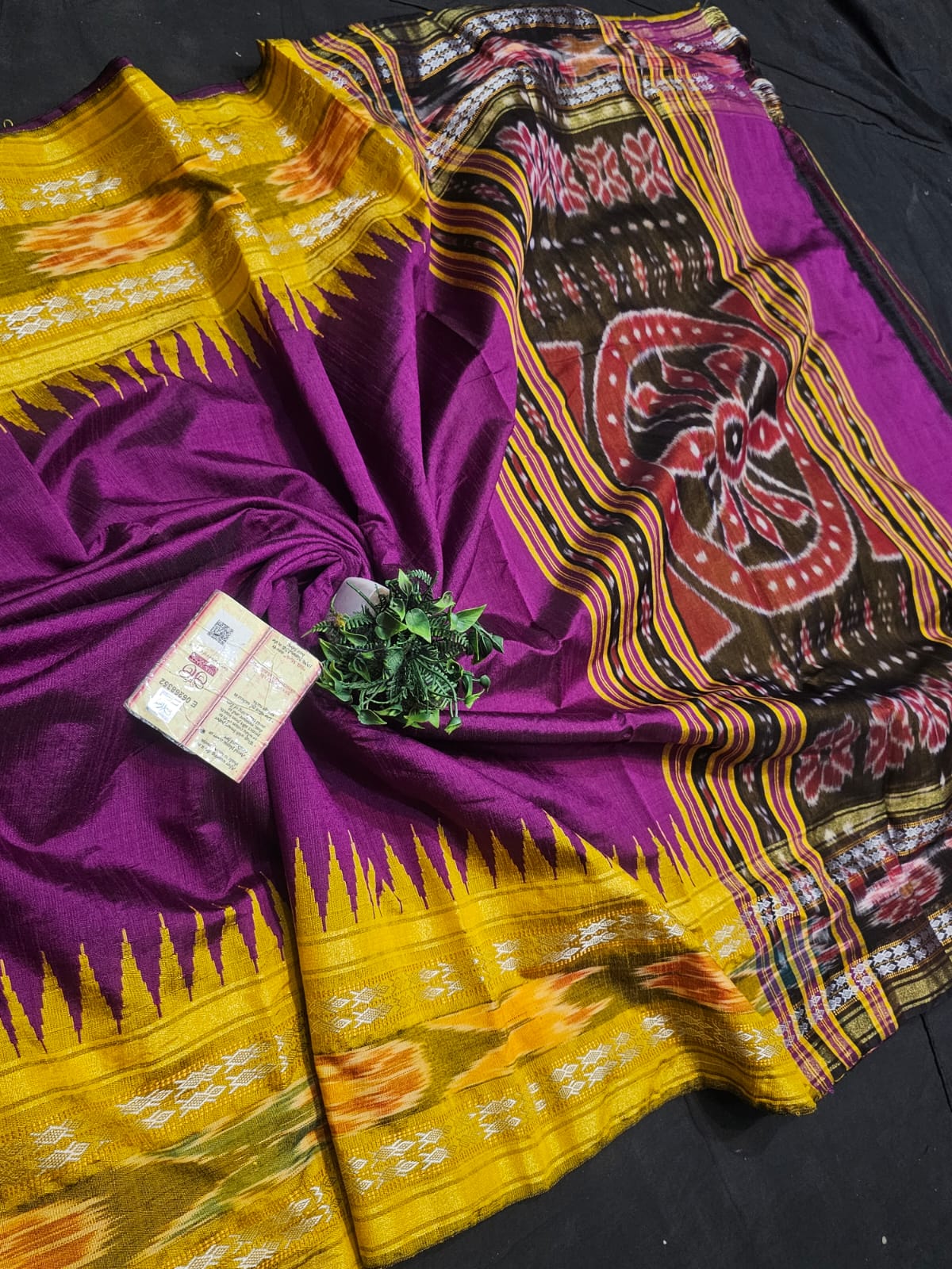 High demanding design
*Pure Raw silk Handlloom ikkat and vidarbha (karvati kinar) temple border saree or ikkat pallu with contrast blouse*
silkmark certified