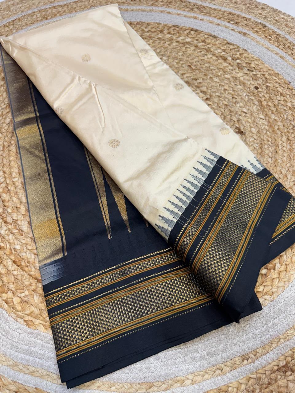 *All New Colours*
*Exclusive silk ilkal saree*
*Pure silk korvai temple border* with *body butta* design superior quality ilkal saree & contrast blouse
6.10mtrs length
Full body pure silk
Border, pallu & blouse semi silk