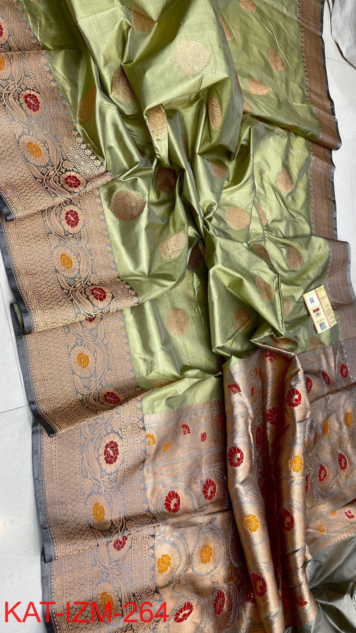 Pure Handloom banarasi KATAN **Checks +Meenakari* SAREE
*KATAN Checks + Meenakari*
Silk Sarees with antique Jari
*Rich Pallu
* Blouse with Border
* Smooth & Soft Fabric