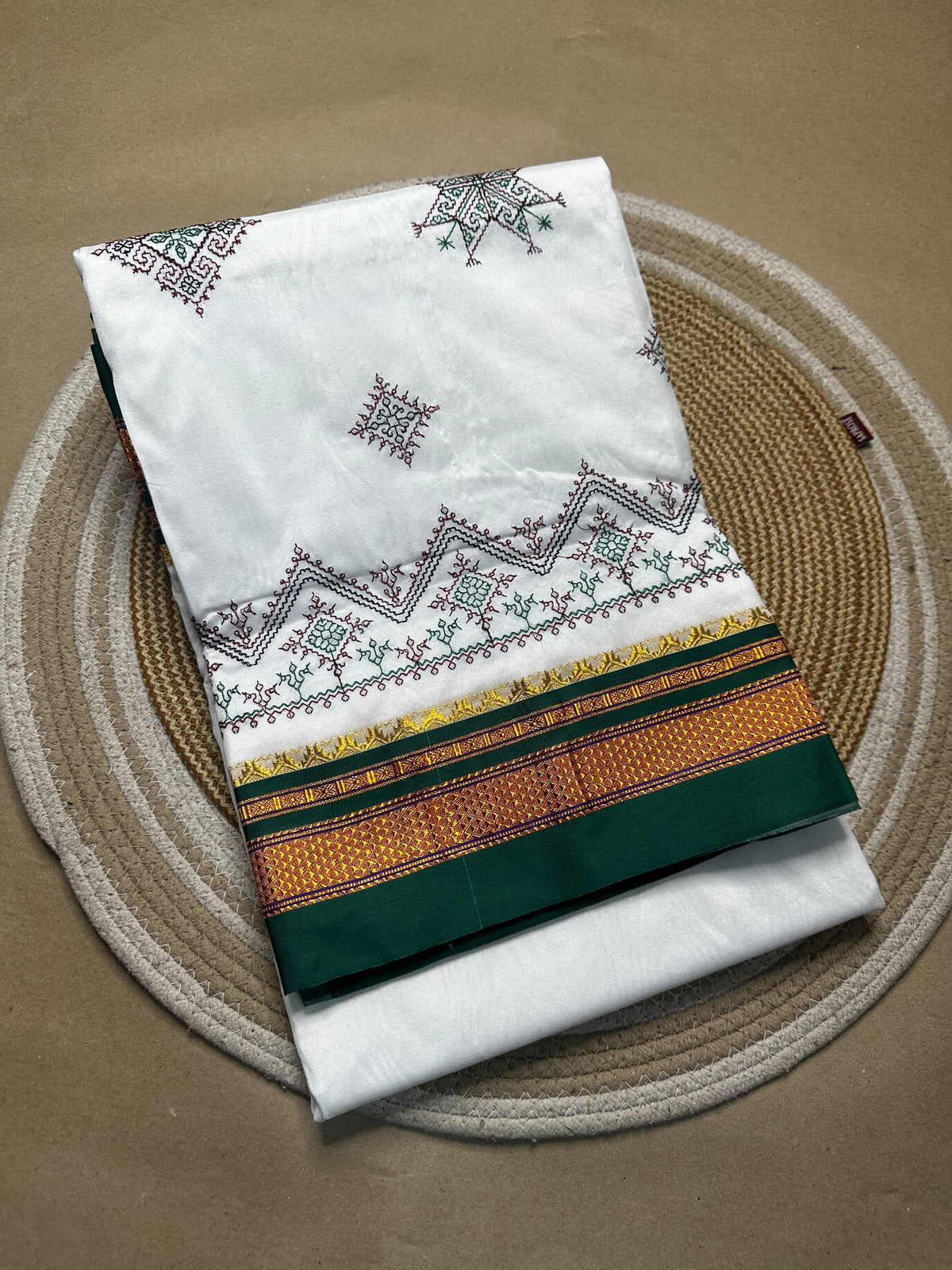 Material - shiny Maserised blended blended silk
Border - chikki paras
Saree Name -ilkal special kasuti saree
Pallu -patti pallu
Blouse -running
Handloom -no
Saree length- 6.2
