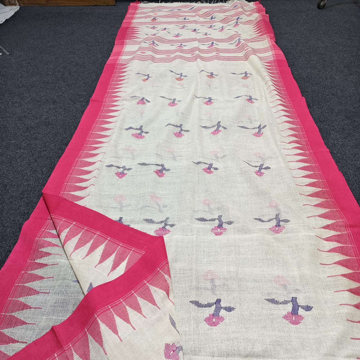 Authentic handloom
monipuri cotton saree
With bp