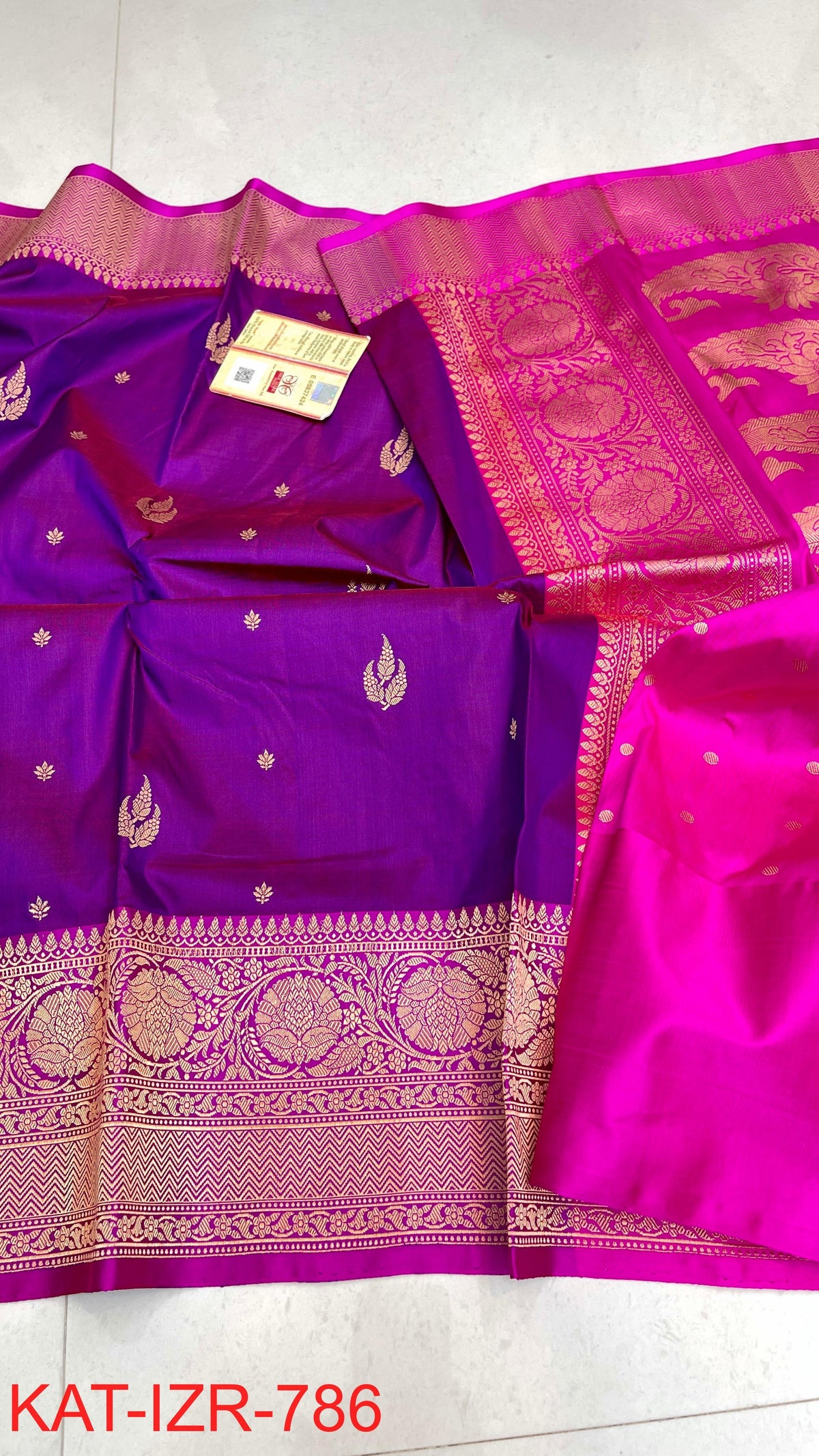 Pure Handloom banarasi KATAN **Checks +Meenakari* SAREE
*KATAN Checks + Meenakari*
Silk Sarees with antique Jari
*Rich Pallu
* Blouse with Border
* Smooth & Soft Fabric with silkmark certificate