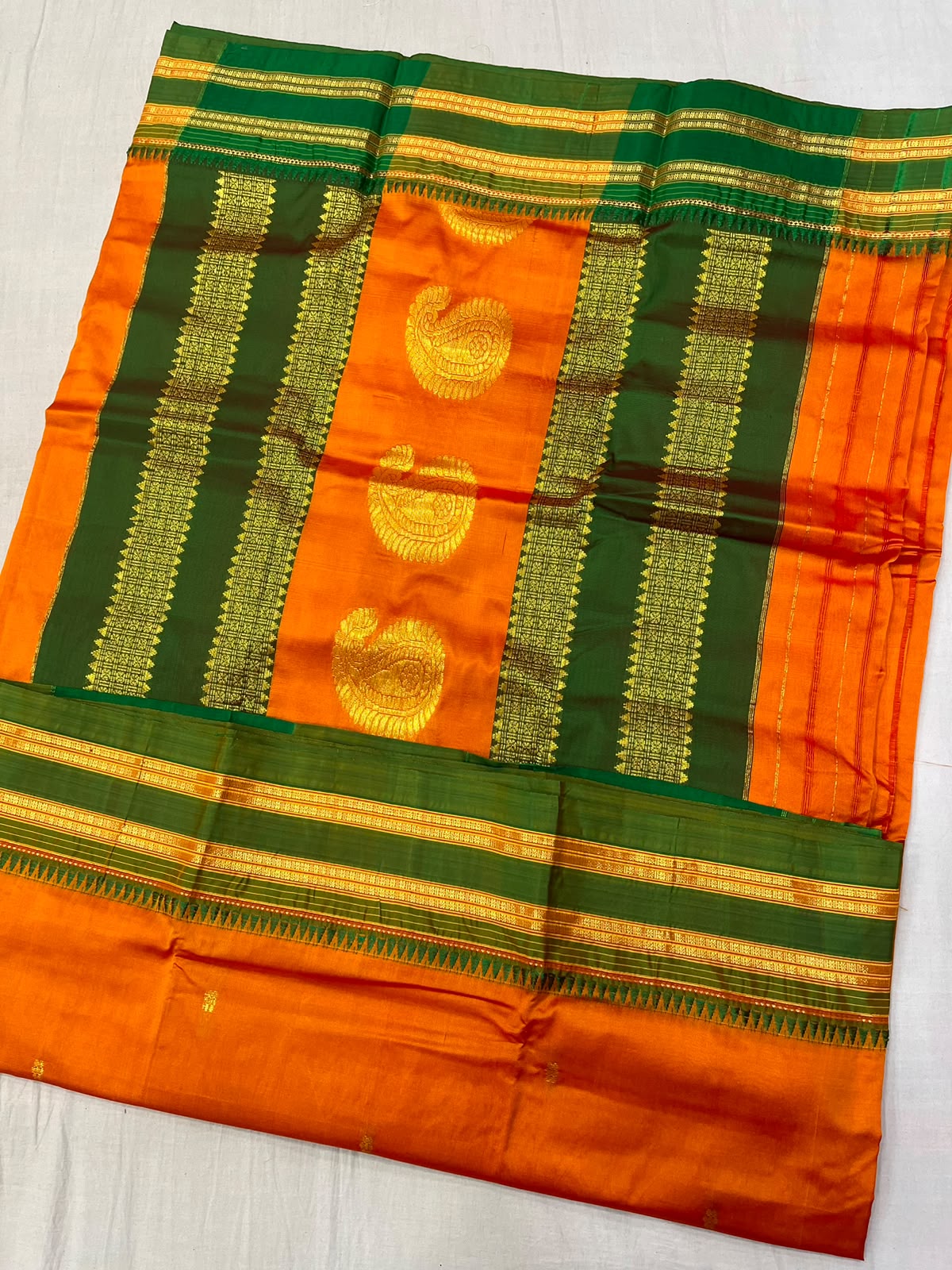 *Narayanpeth silk saree*
Running blouse
Shoulder butti
Pure silk
*Price: 6300/- + ship*