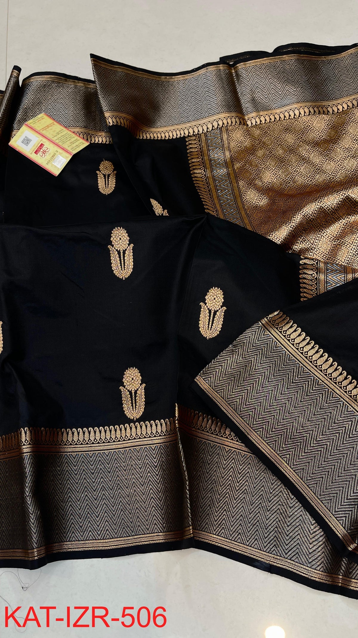 Pure Handloom banarasi KATAN **Checks +Meenakari* SAREE
*KATAN Checks + Meenakari*
Silk Sarees with antique Jari
*Rich Pallu
* Blouse with Border
* Smooth & Soft Fabric with silkmark certificate