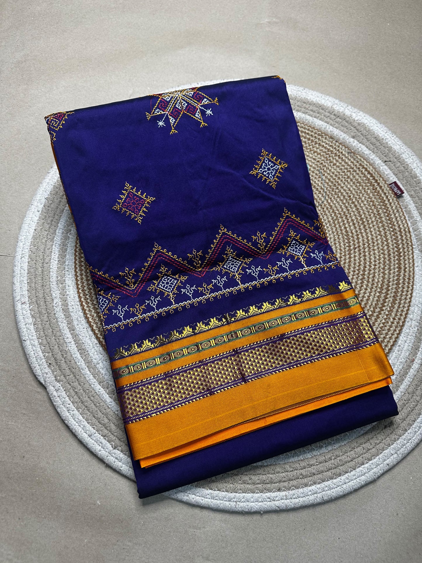 Material - shiny Maserised blended blended silk
Border - chikki paras
Saree Name -ilkal special kasuti saree
Pallu -patti pallu
Blouse -running
Handloom -no
Saree length- 6.2