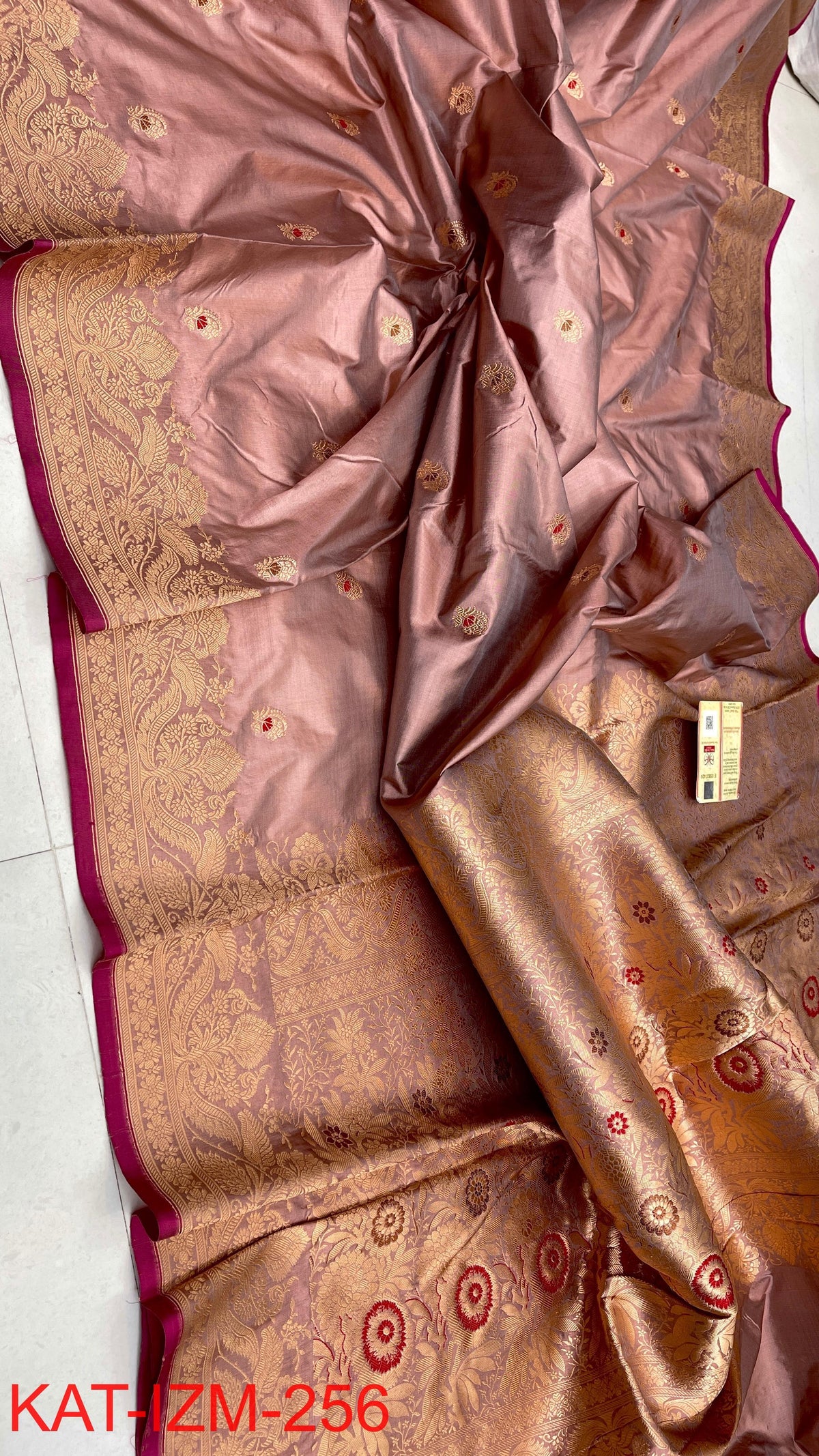 Pure Handloom banarasi KATAN **Checks +Meenakari* SAREE
*KATAN Checks + Meenakari*
Silk Sarees with antique Jari
*Rich Pallu
* Blouse with Border
* Smooth & Soft Fabric