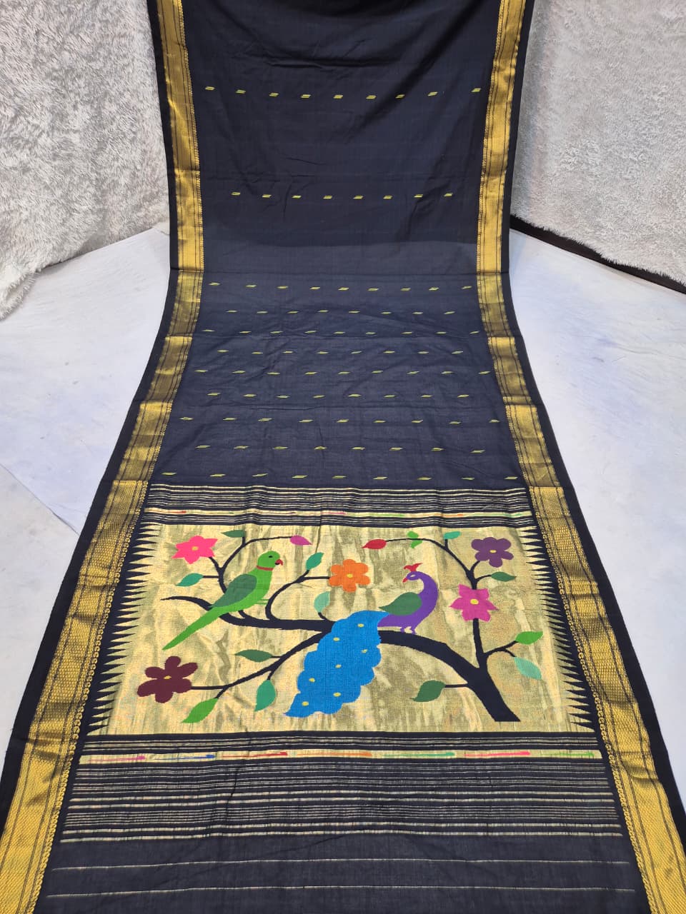 Yeola cotton paithani*
Pure cotton
Handloom saree
Traditional Narali border
Running blouse
Shoulder butta