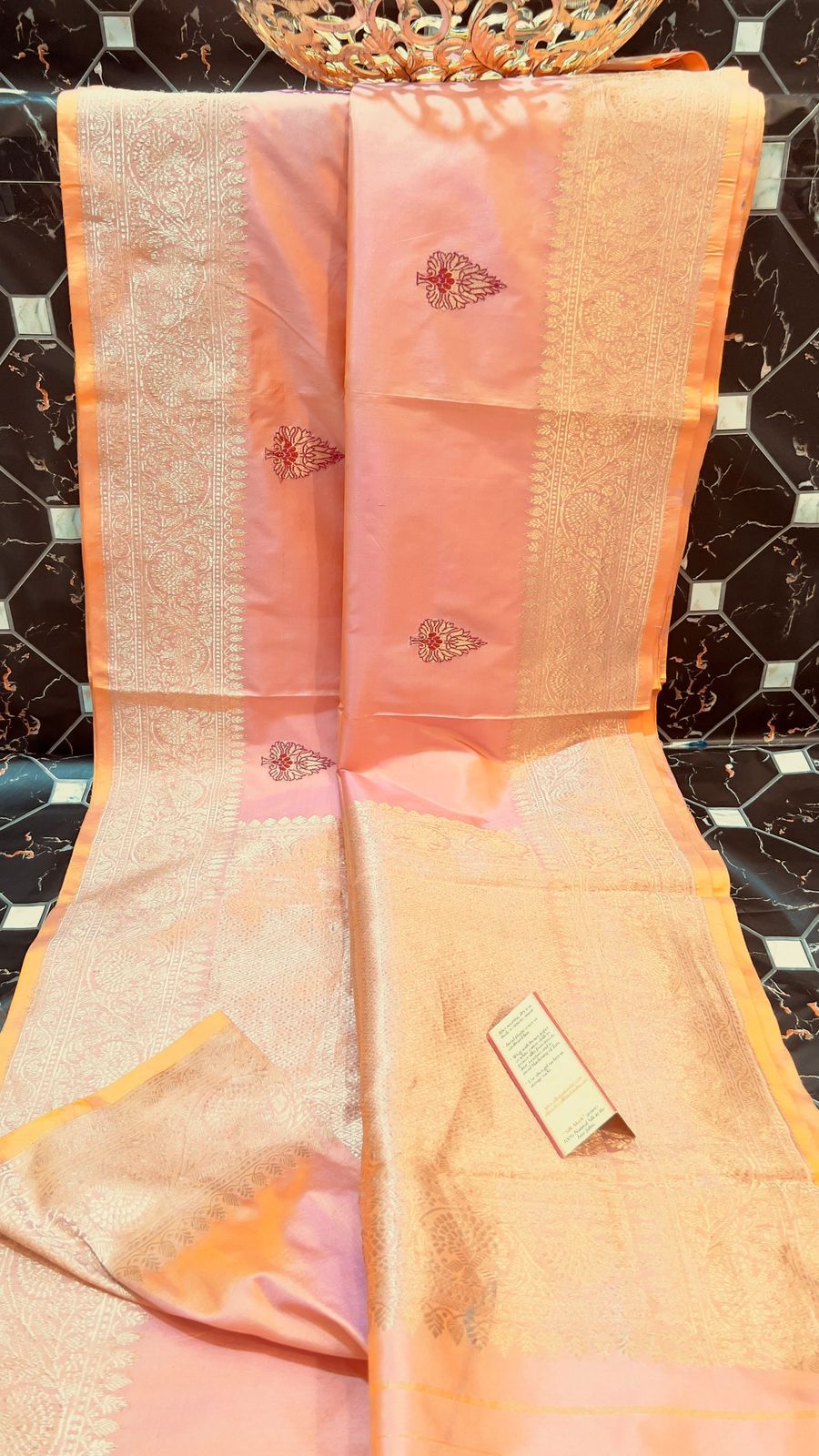 Exclusive Pure Katan Silk Handloom Saree
All-Over Alfi Boota | Kaduwa Border | Pista Zari Work
Rich Pallu | Running Blouse | Silk Mark Certified
Lightweight, Smooth & Soft