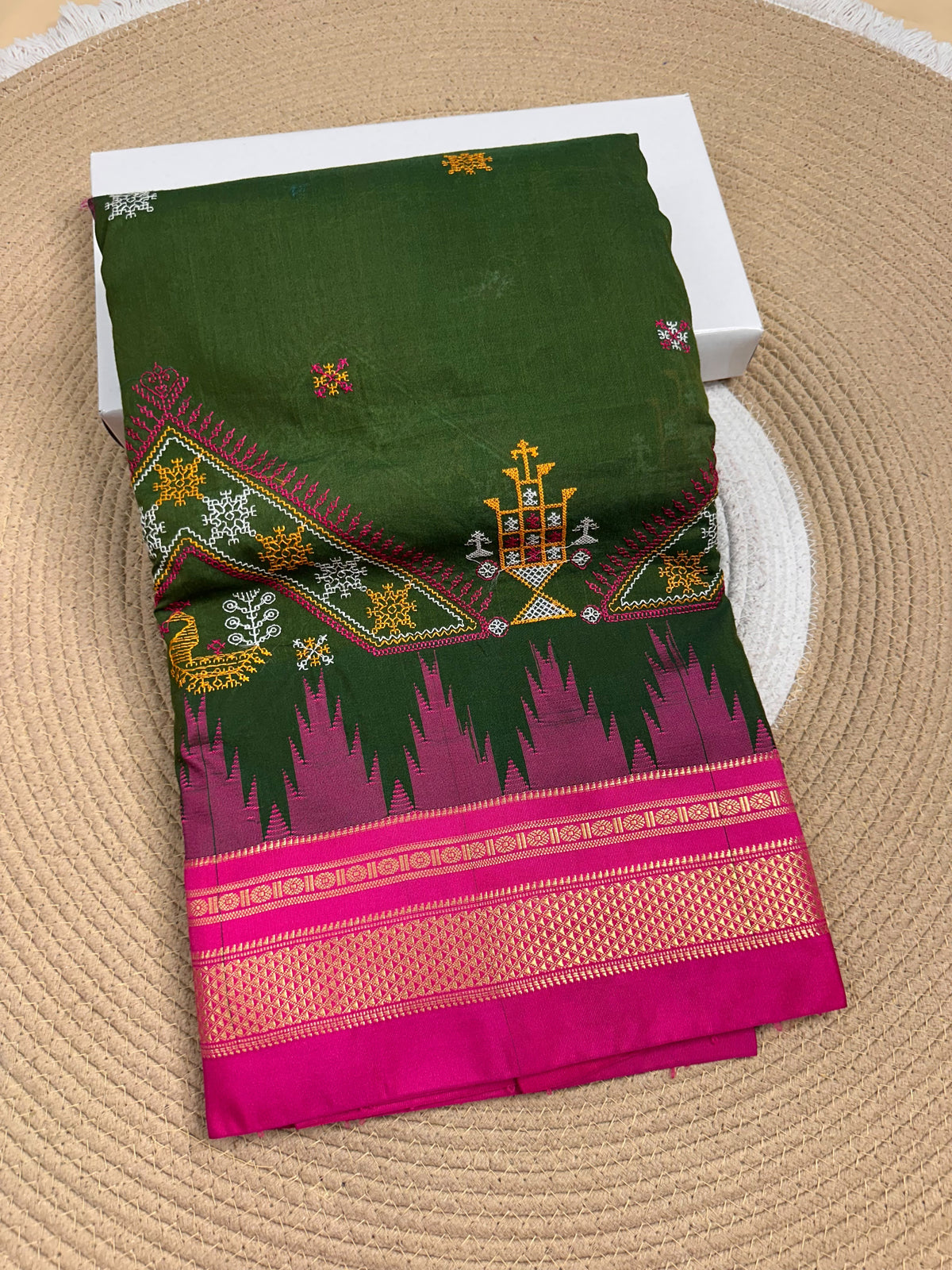 Material - Maserised cotton
Border - Temple border, Chikki Paras
Saree Name -Tana warpa kasuti saree
Pallu -Ilkal pallu
Blouse -contrast
Handloom -no
Saree length- 6.2