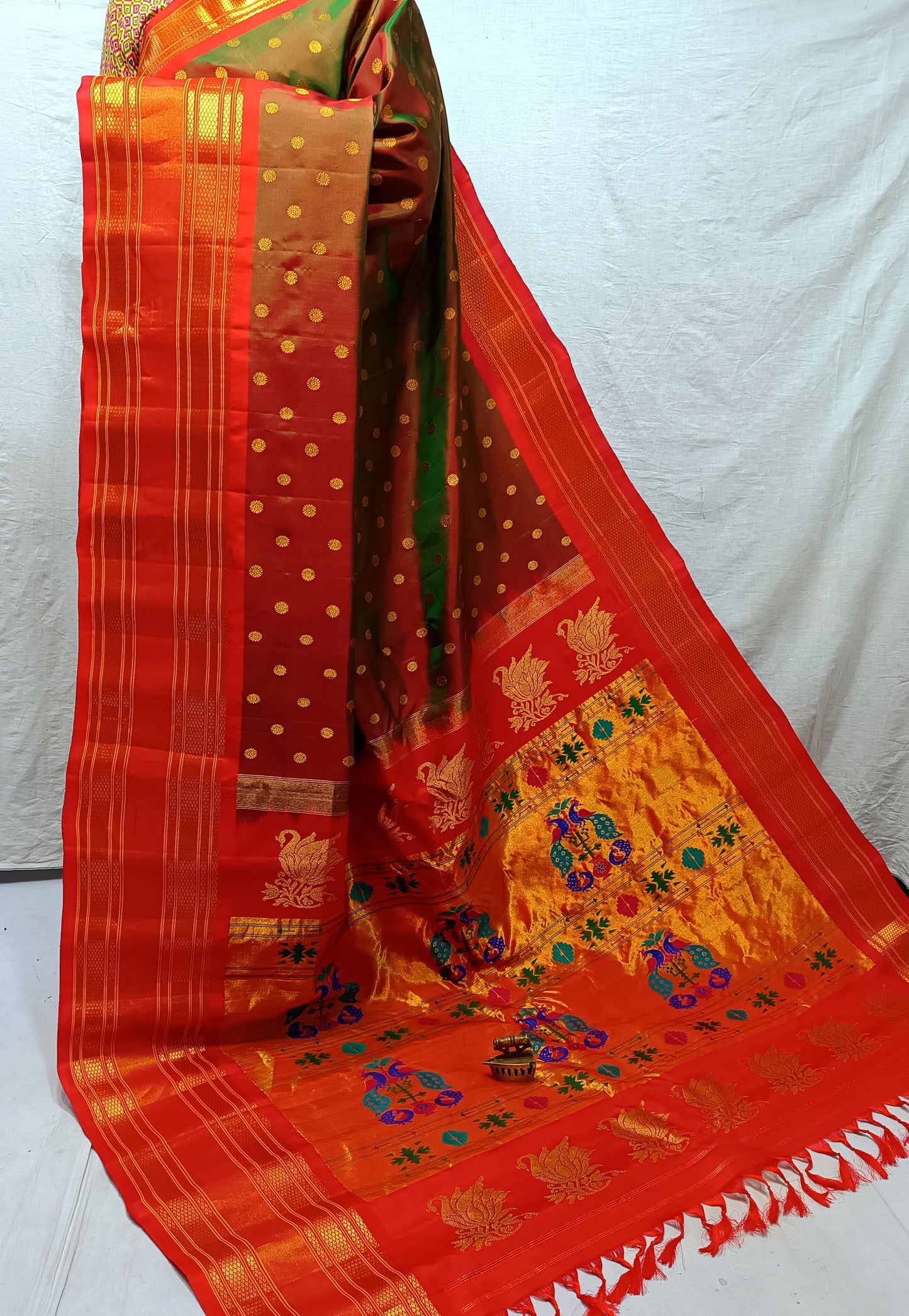 Swamini Maharani Kalanjali Paithani.
Handmade Saree
Pure Silk Material
Maharani Pallu
All Over Butta
Self Blouse.
Soft Wear